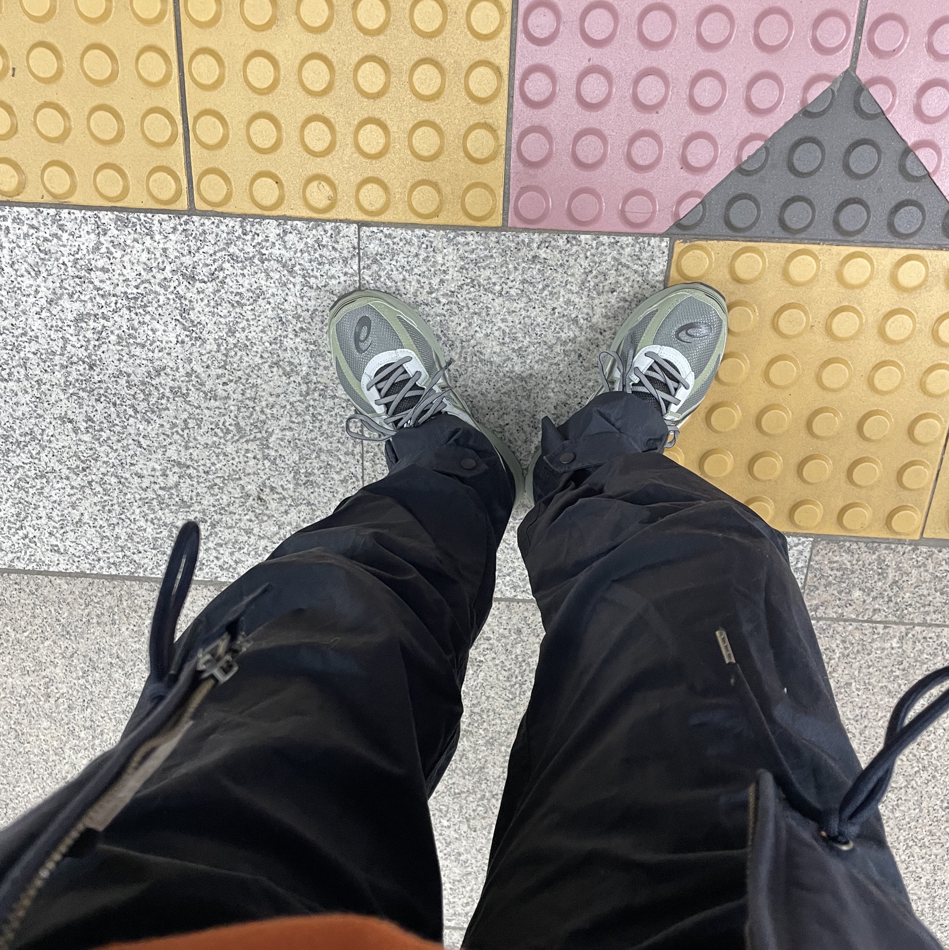 Asics Jog 100 S Sheet Rock - 2E Wide 착용 스타일