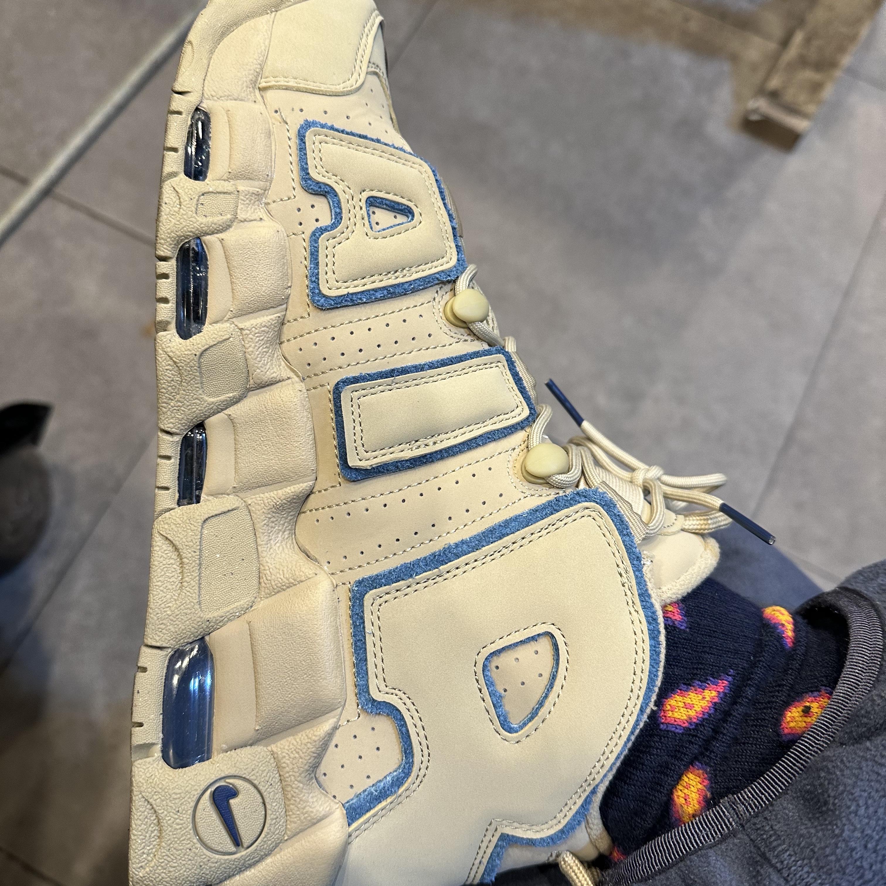 Nike Air More Uptempo Limestone and Valerian Blue, Nike ACG Polartec Wolf Tree Pants Thunder Blue - US/EU 착용 스타일 - 3