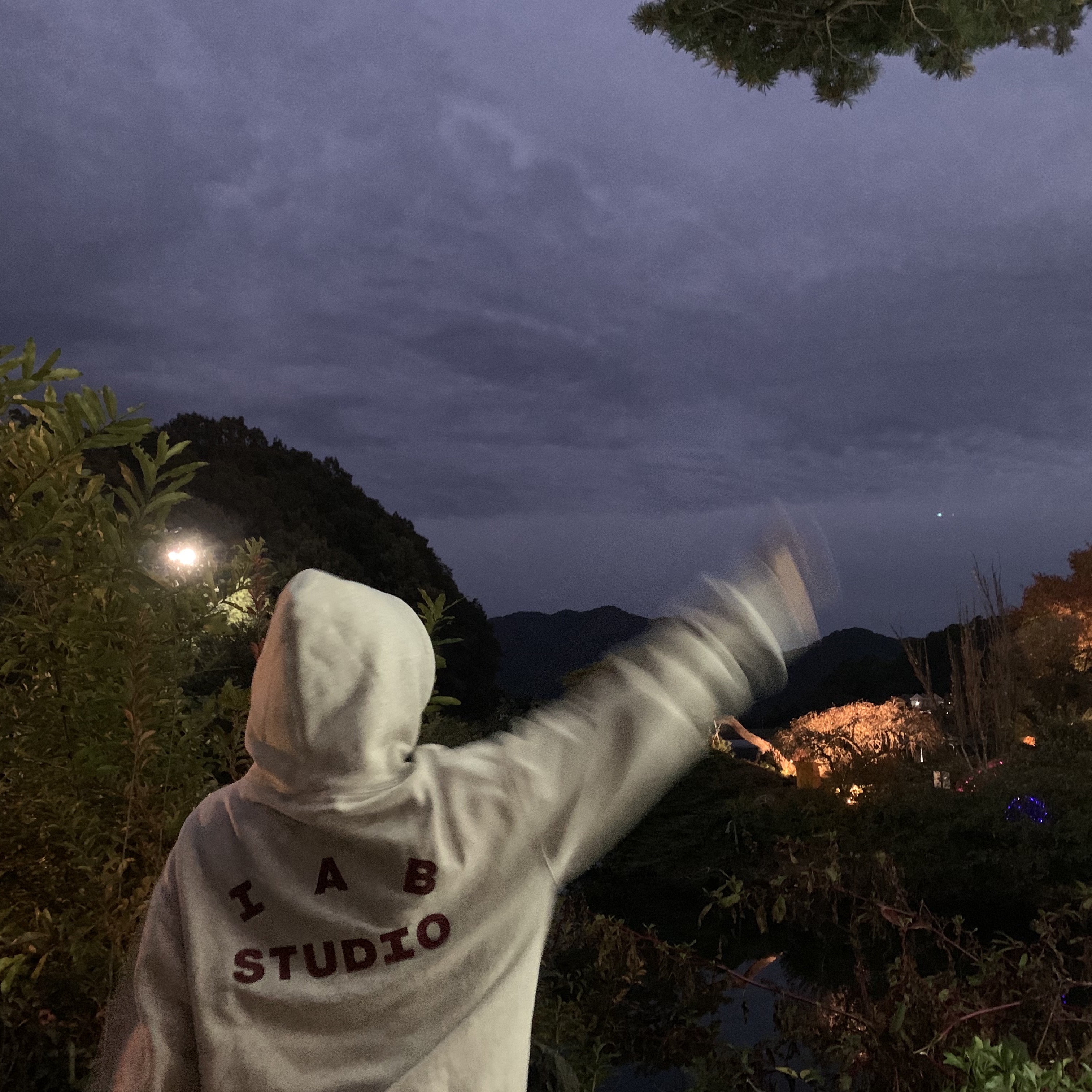 IAB Studio Hoodie Oatmeal Burgundy 착용 스타일 - 2