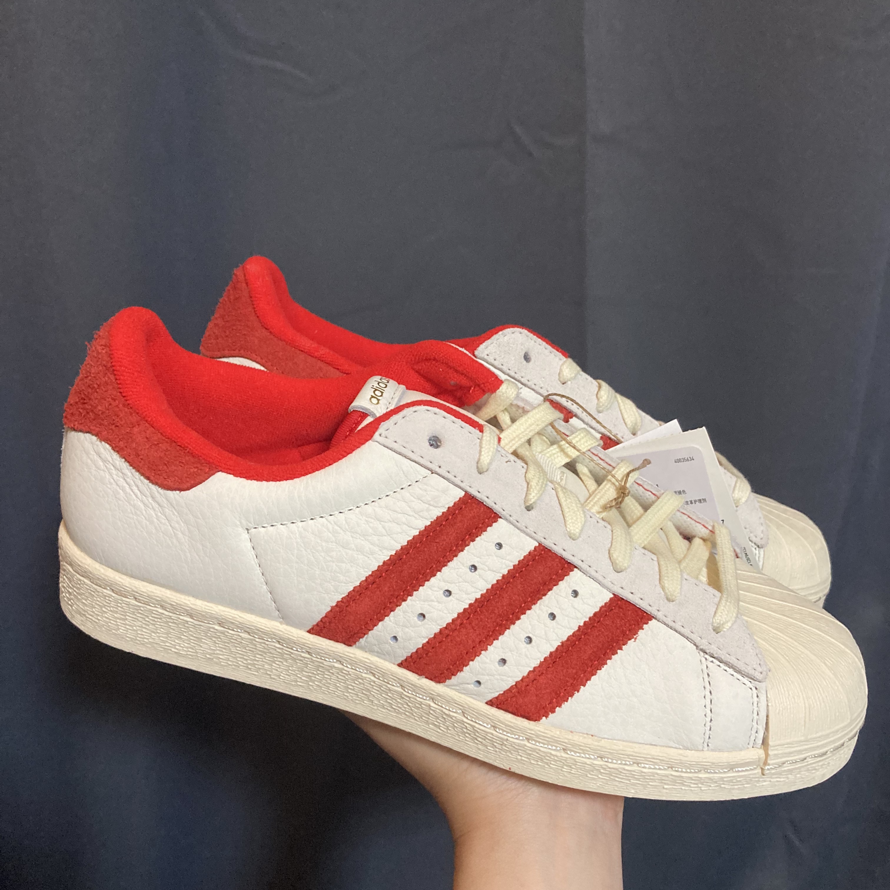 Adidas Superstar 82 Cloud White Vivid Red 착용 스타일 - 1