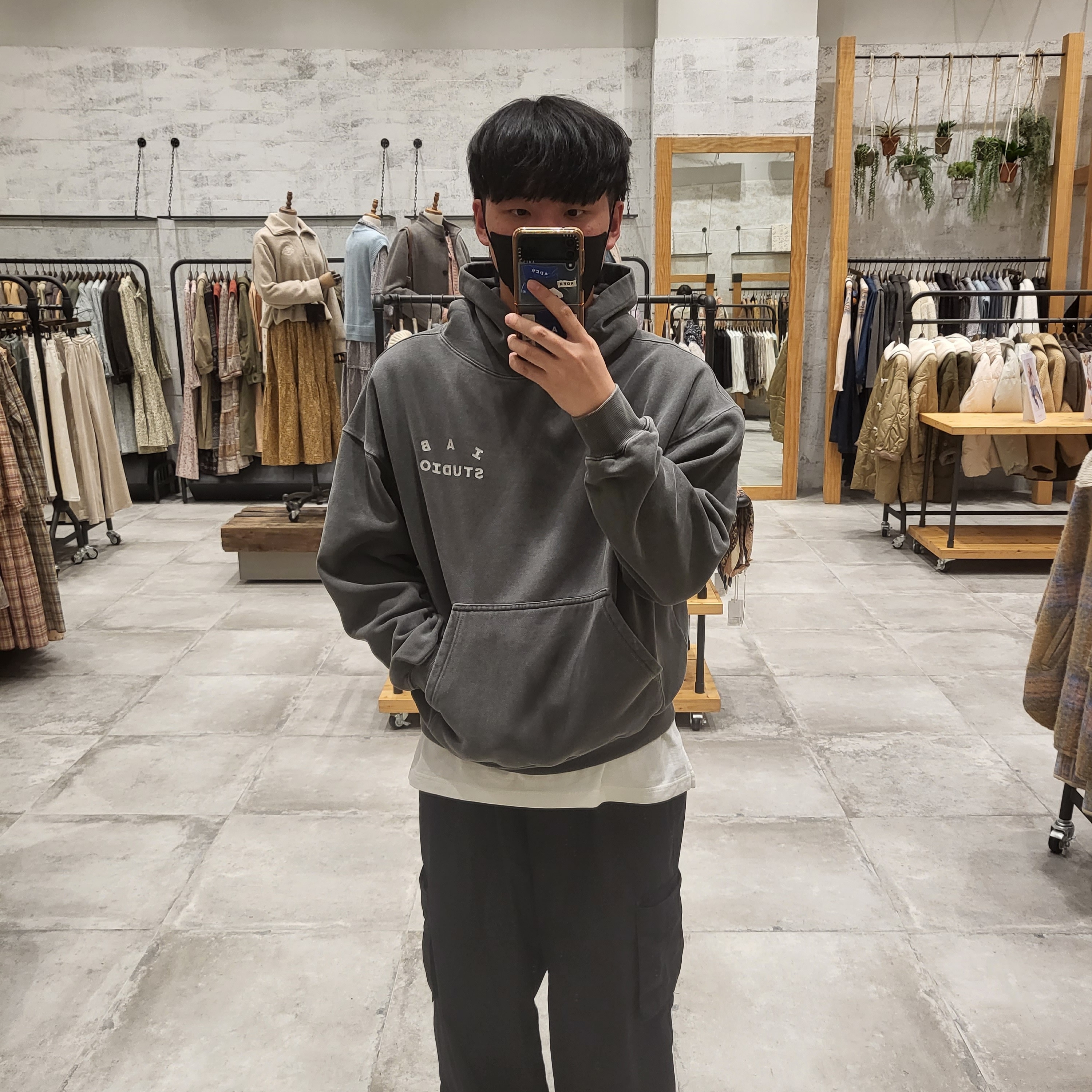IAB Studio Pigment Hoodie & Sack Black 착용 스타일