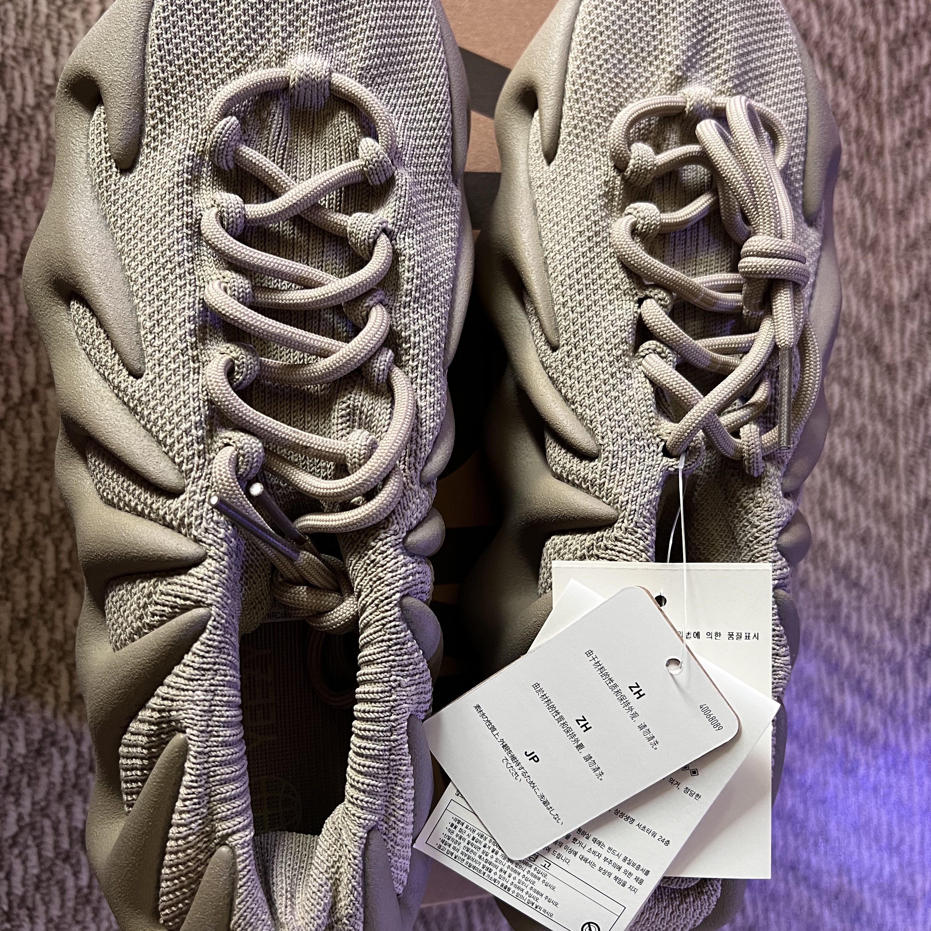 Adidas Yeezy 450 Stone Flax 착용 스타일 - 1