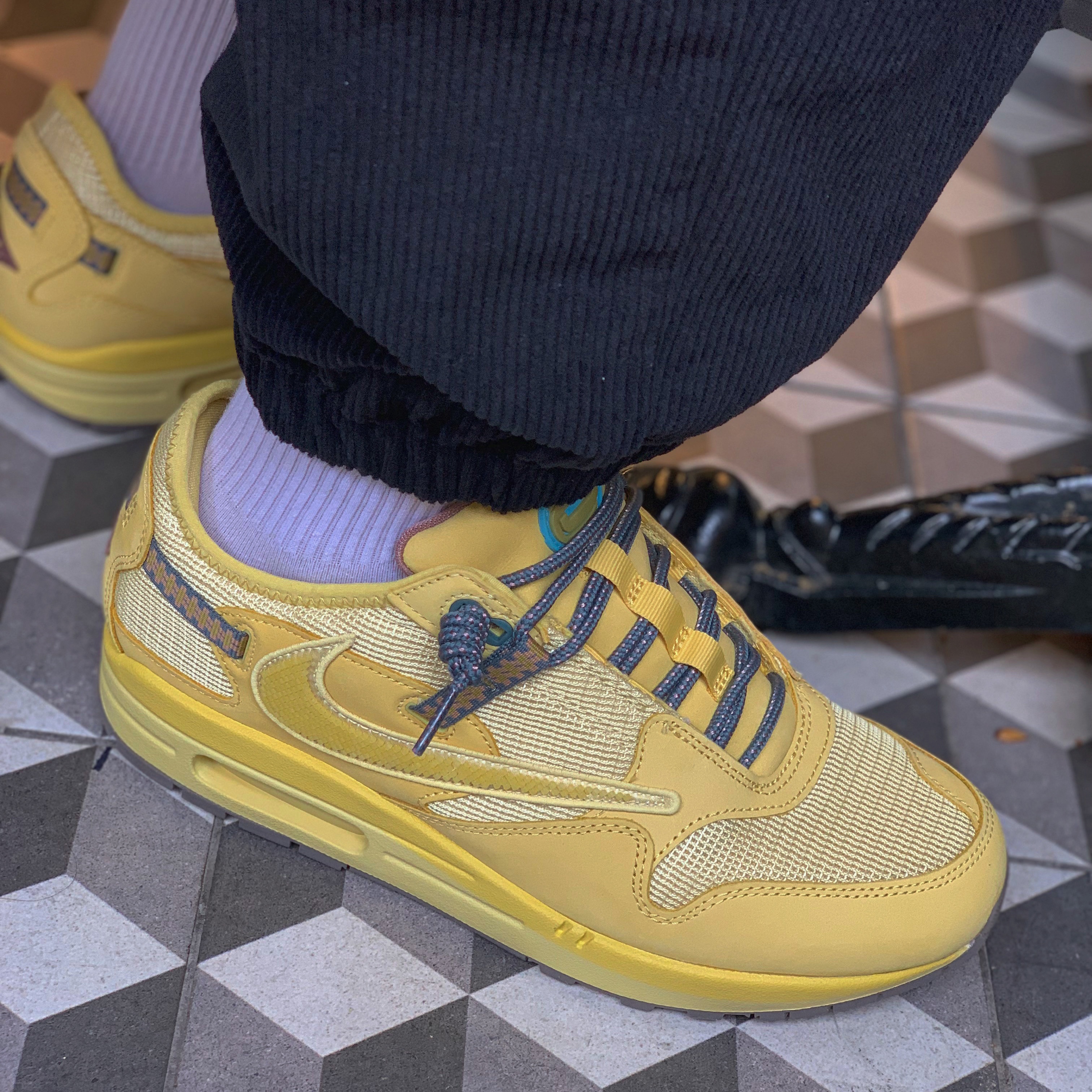 Nike x Travis Scott Air Max 1 Cact.us Gold 착용 스타일