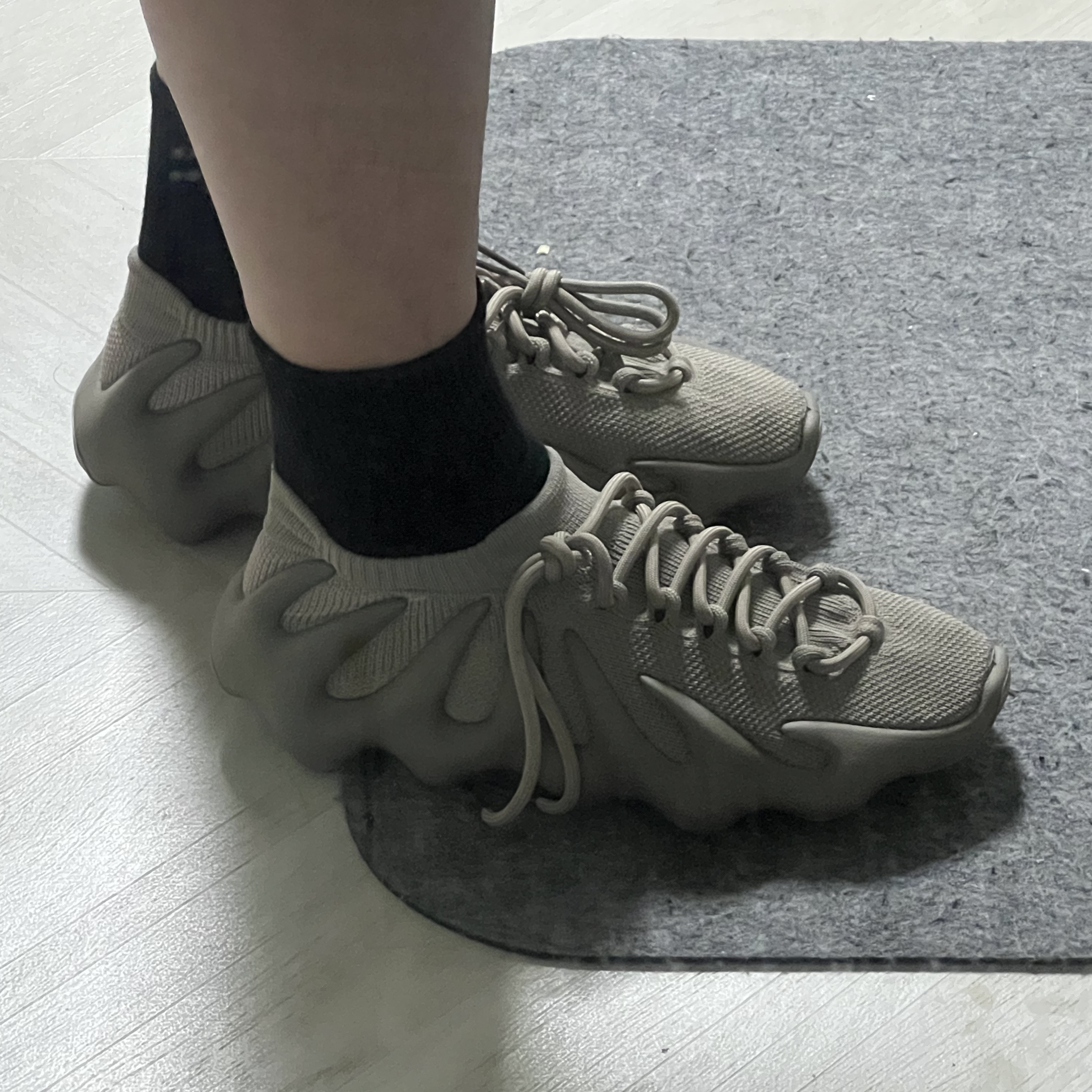 Adidas Yeezy 450 Stone Flax 착용 스타일