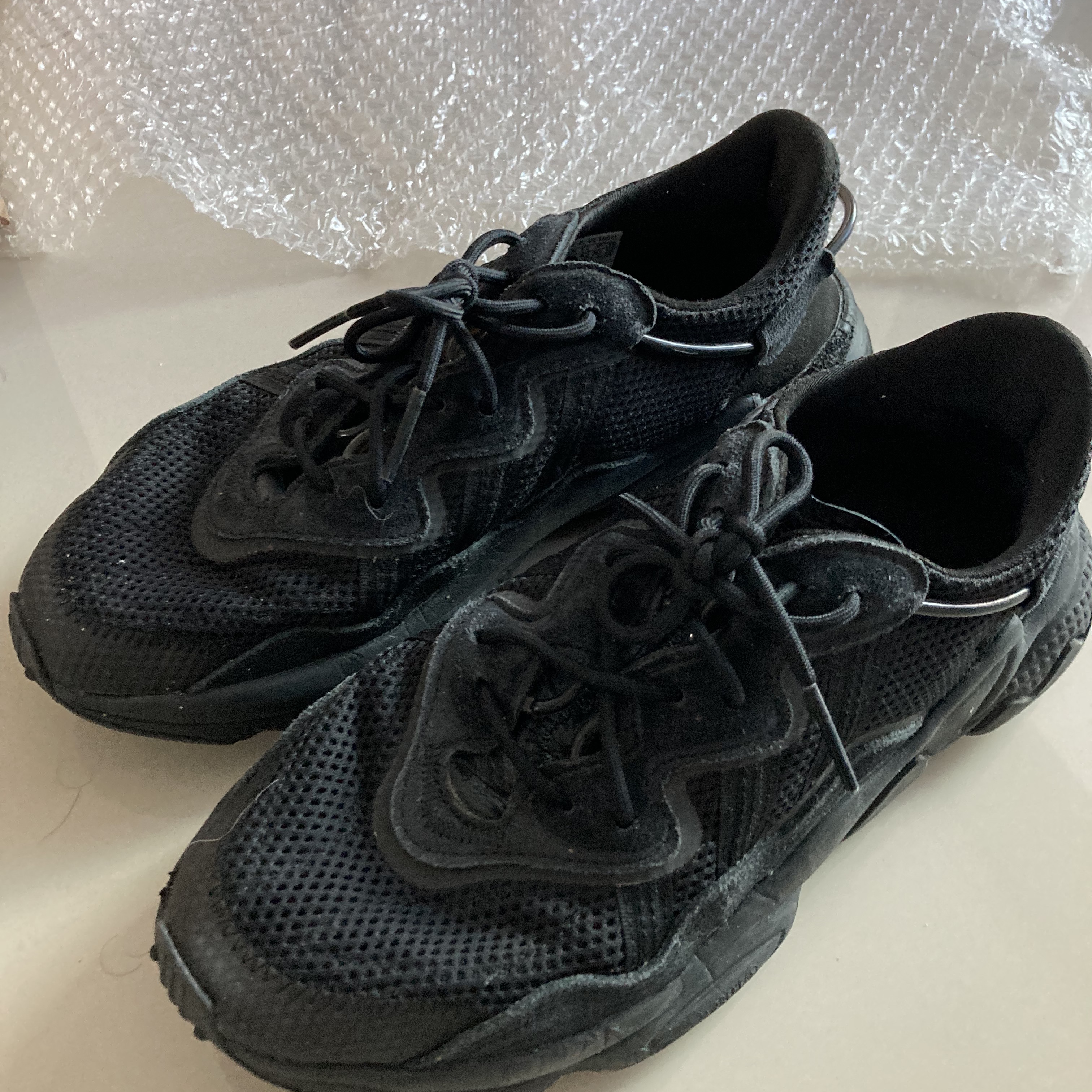 Adidas Ozweego Core Black 착용 스타일