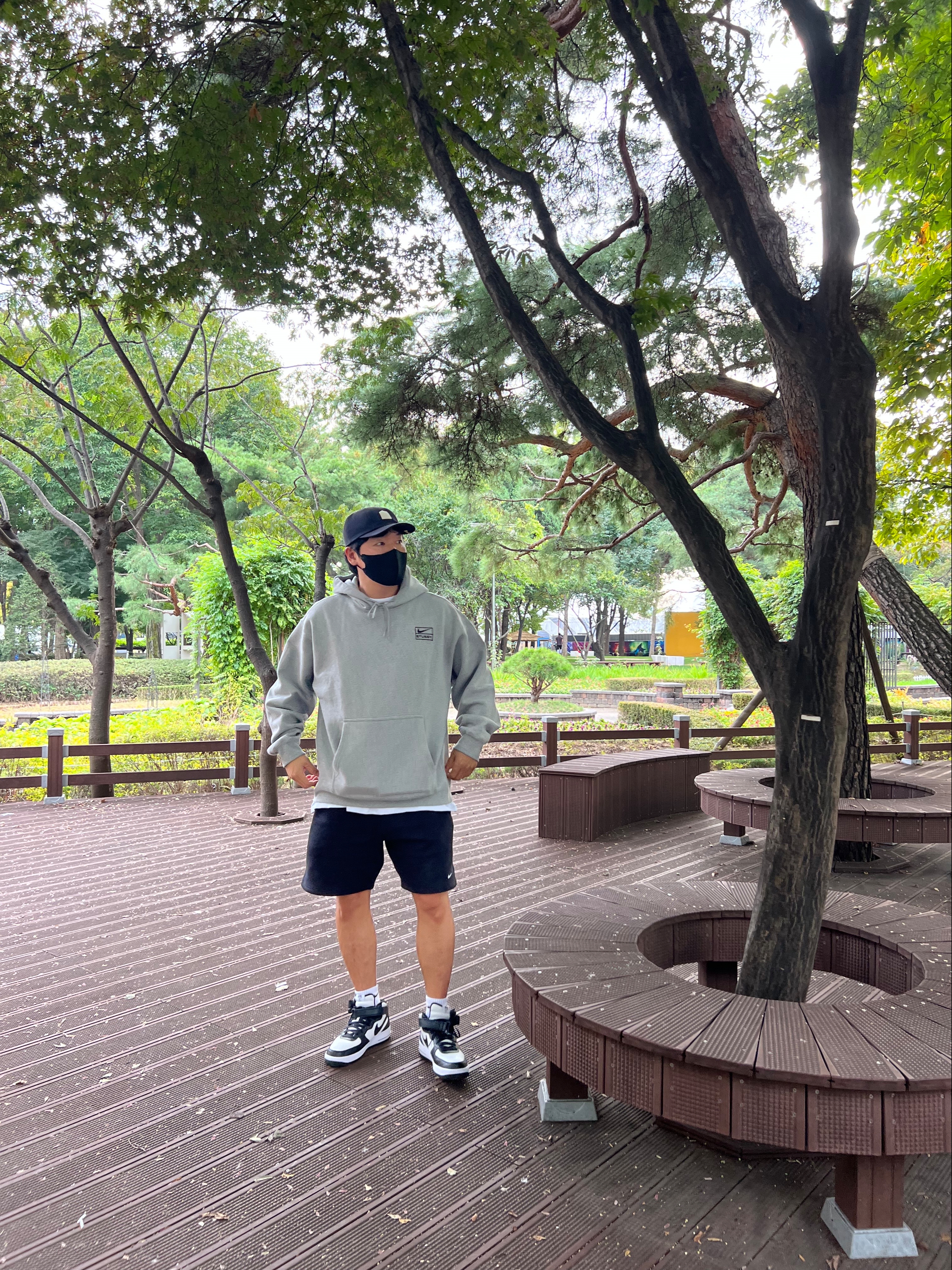 Nike x Stussy NRG RA Pullover Hoodie Dark Grey Heather (DJ9488-063), Nike x Stussy Air Force 1 '07 Mid SP Black and Light Bone 착용 스타일 - 1