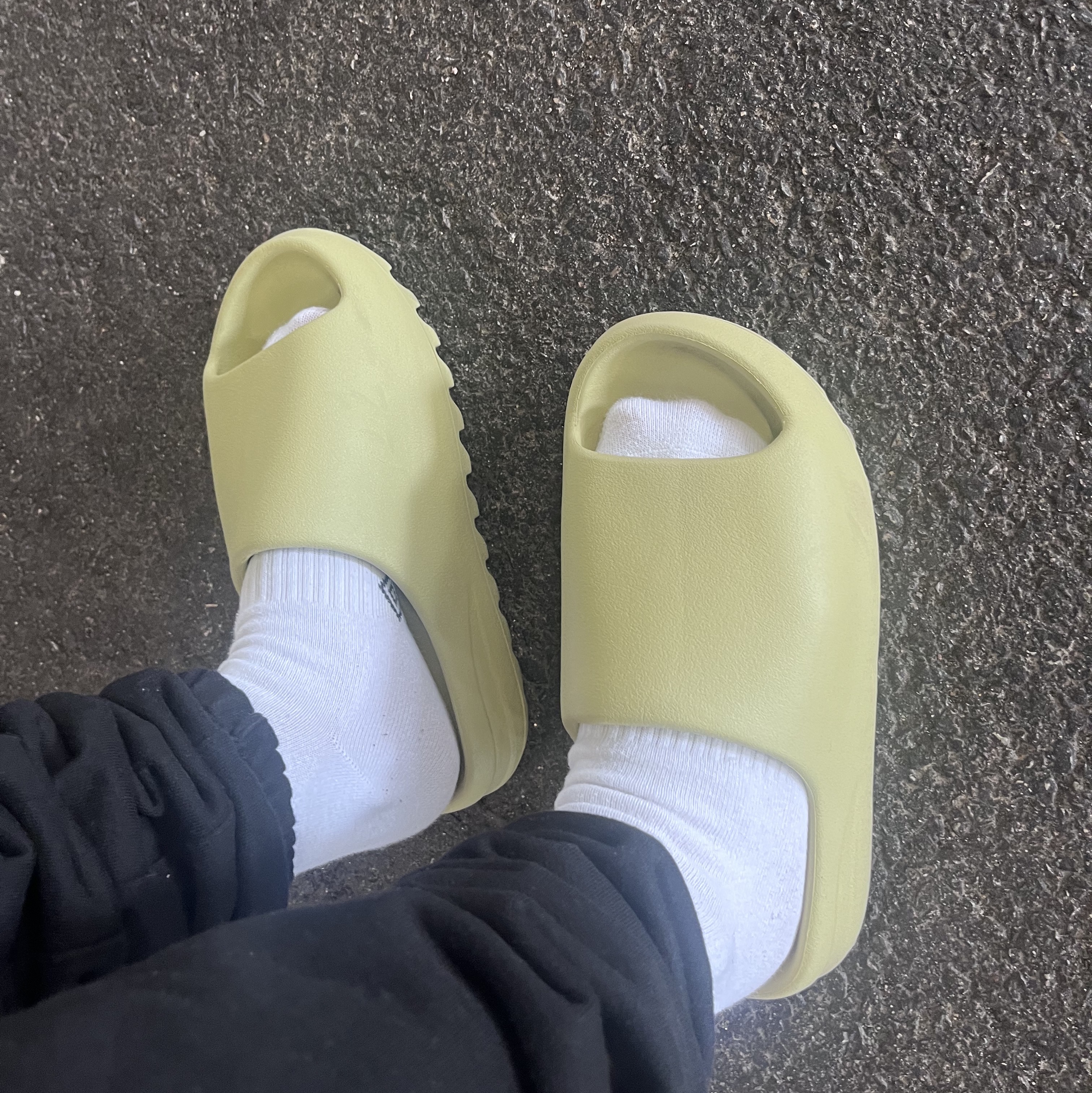 Adidas Yeezy Slide Resin 2022 착용 스타일