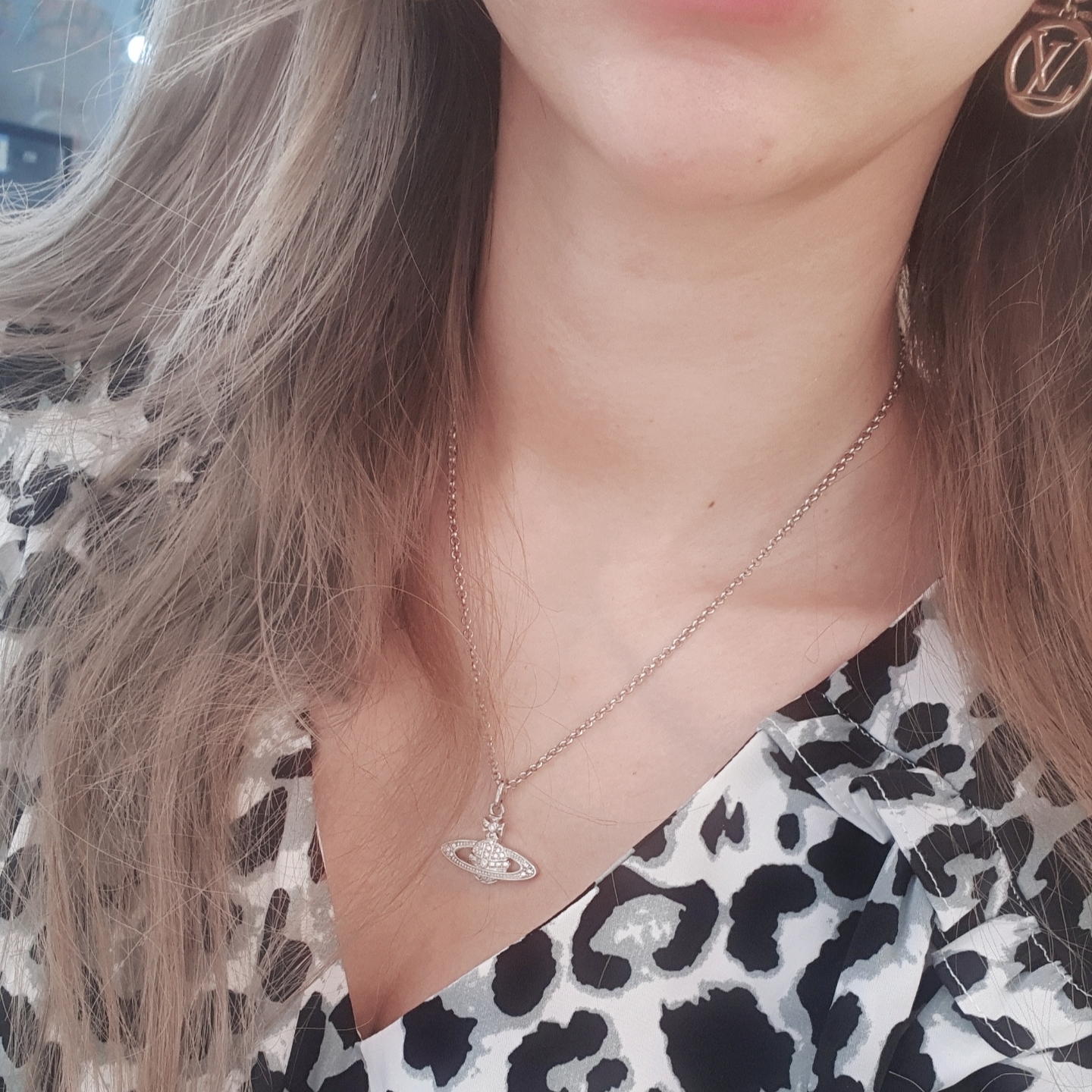 Vivienne Westwood Mini Bas Relief Pendant Silver 착용 스타일