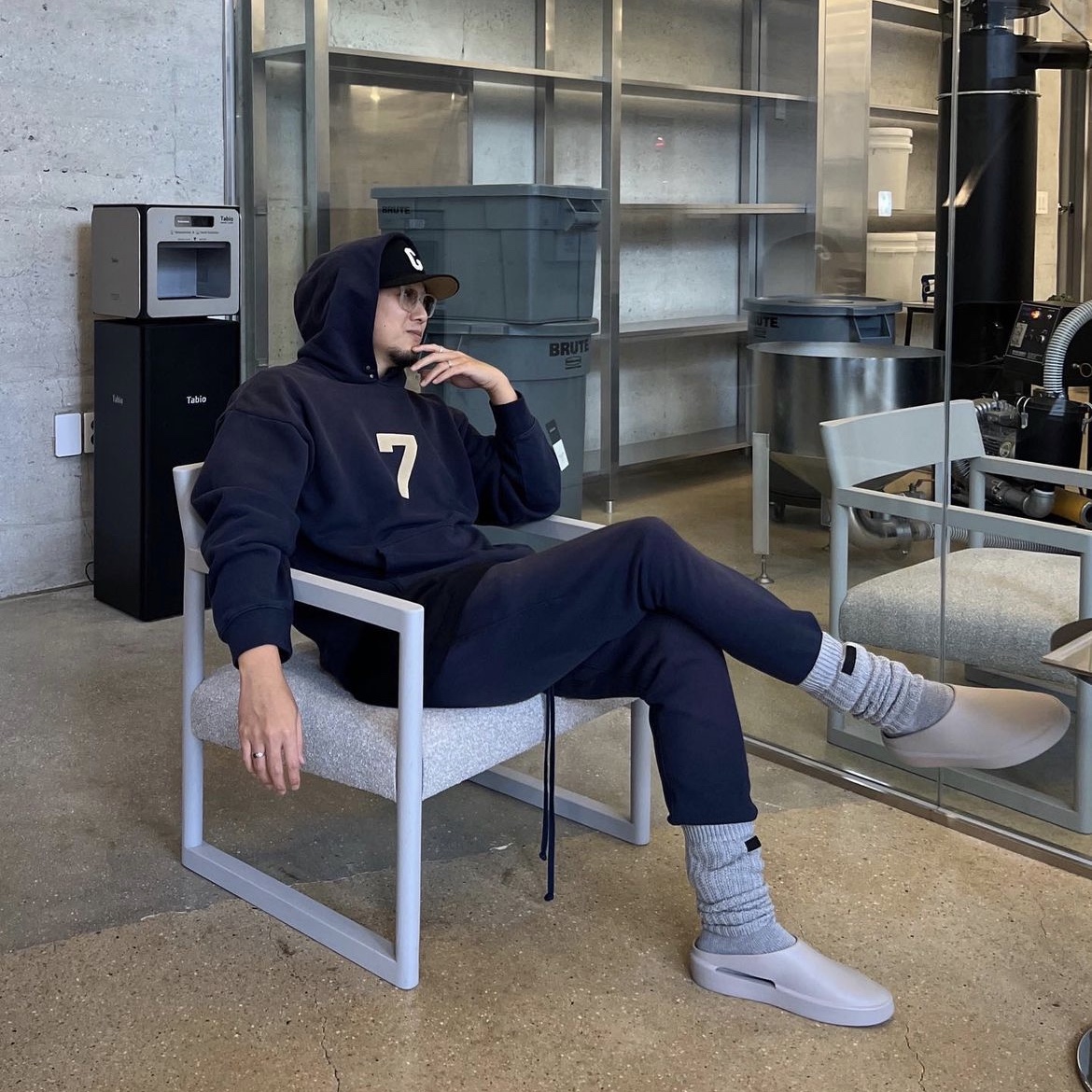 Fear of God The California Concrete, Fear of God 7 Hoodie Vintage Navy 착용 스타일