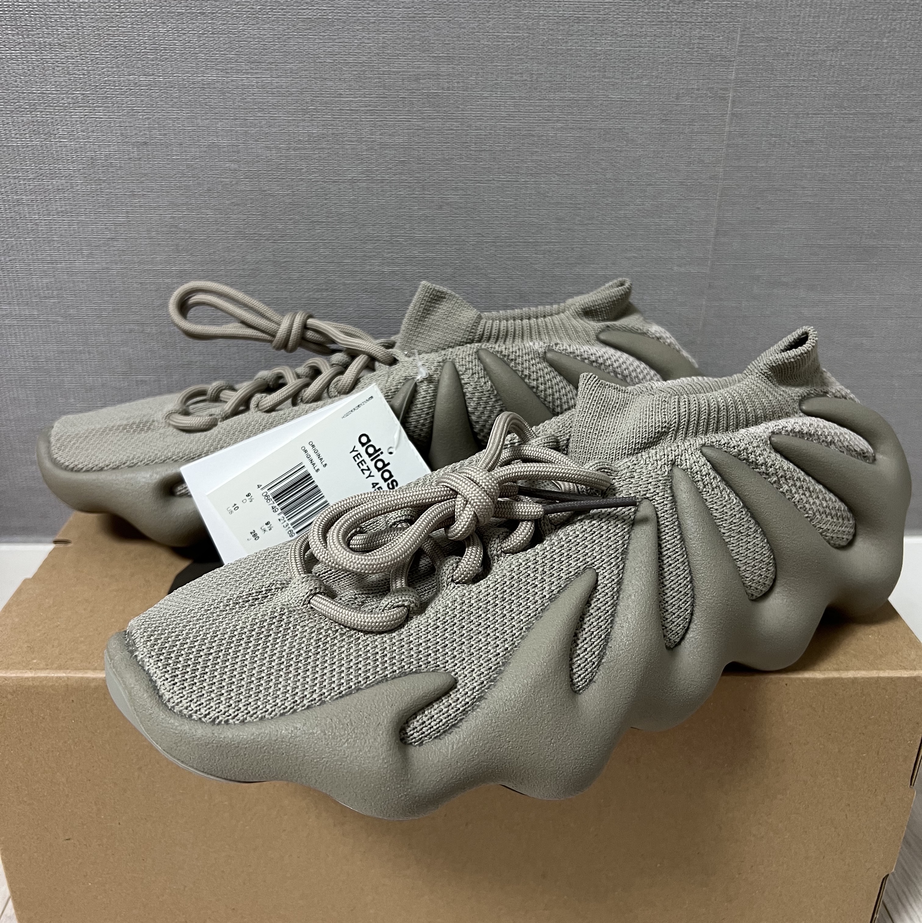 Adidas Yeezy 450 Stone Flax 착용 스타일