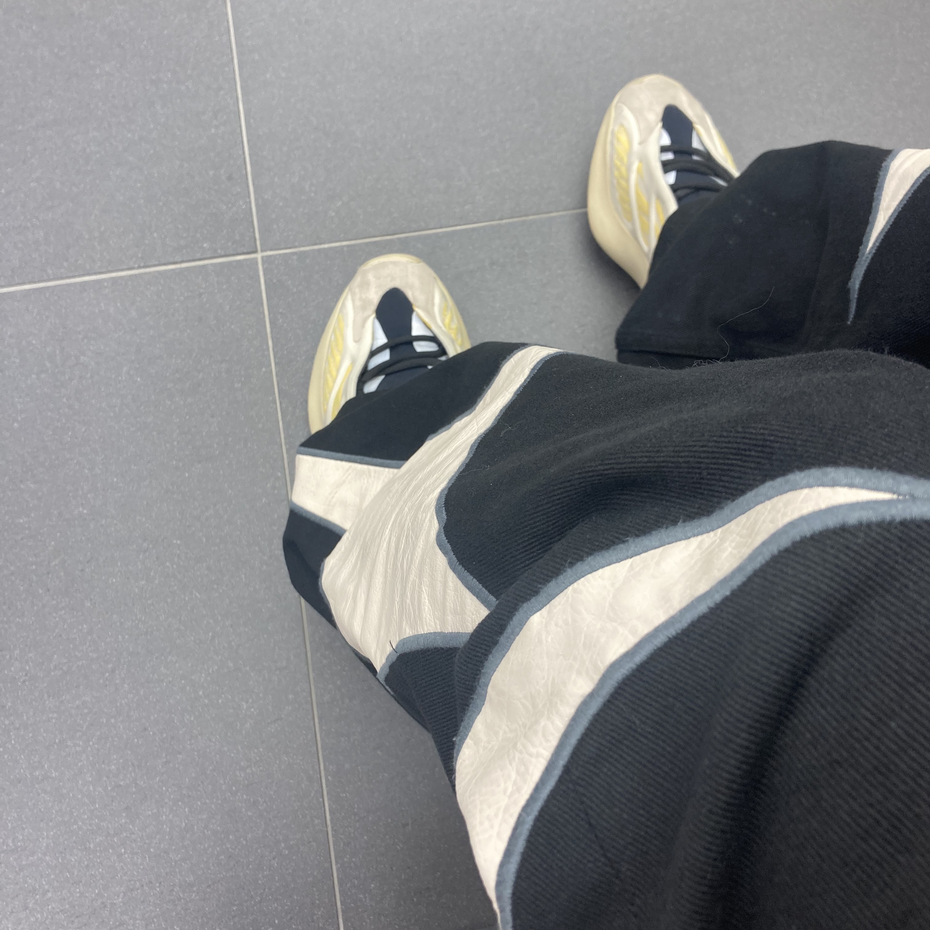 Adidas Yeezy 700 V3 Mono Safflower 착용 스타일