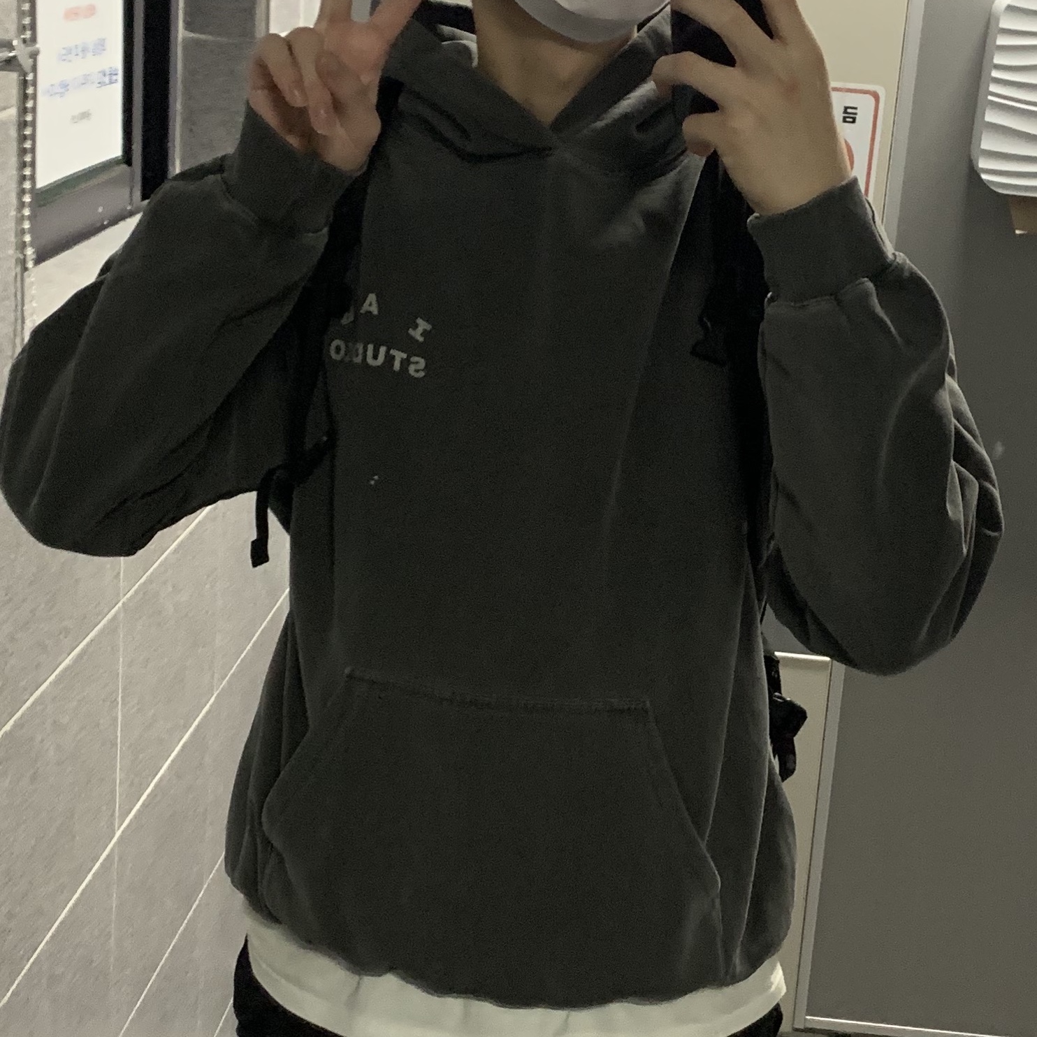 IAB Studio Pigment Hoodie & Sack Black 착용 스타일