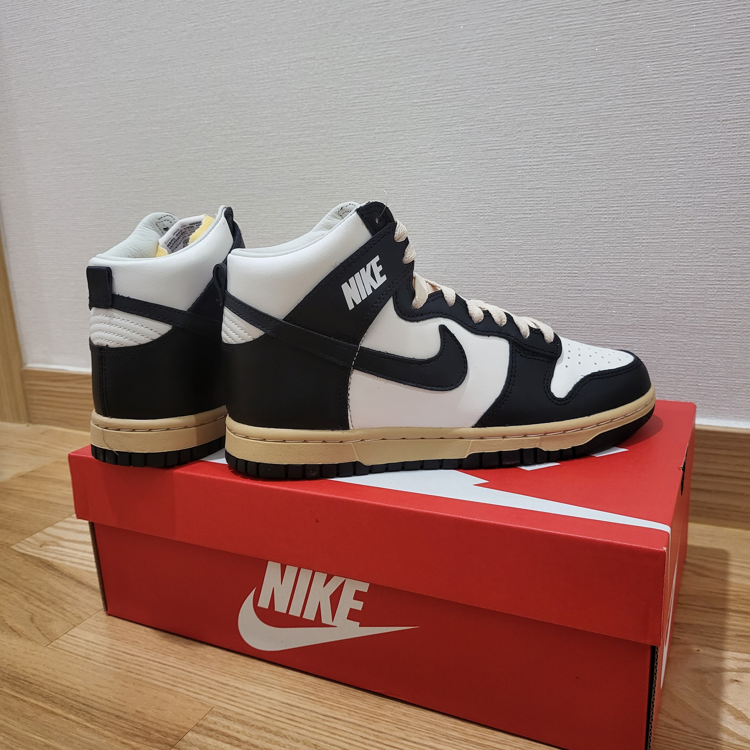 (W) Nike Dunk High SE Sail Black 착용 스타일 - 3