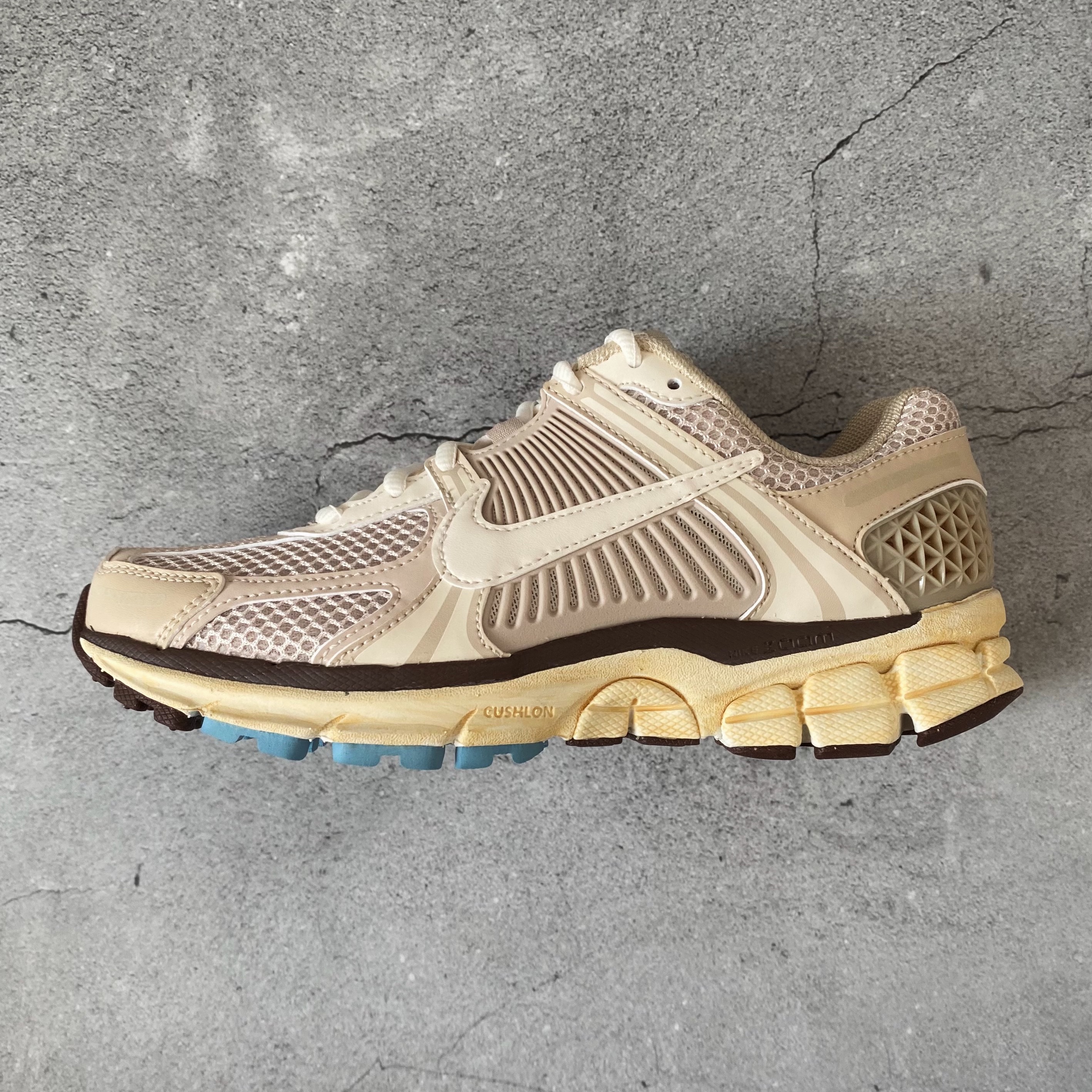 (W) Nike Zoom Vomero 5 Oatmeal 착용 스타일