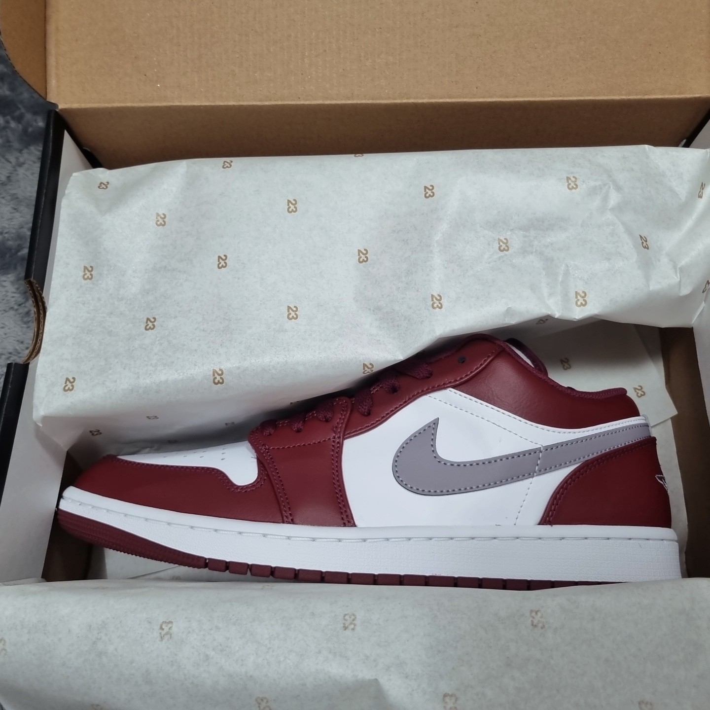 Jordan 1 Low Cherrywood Red 착용 스타일 - 2