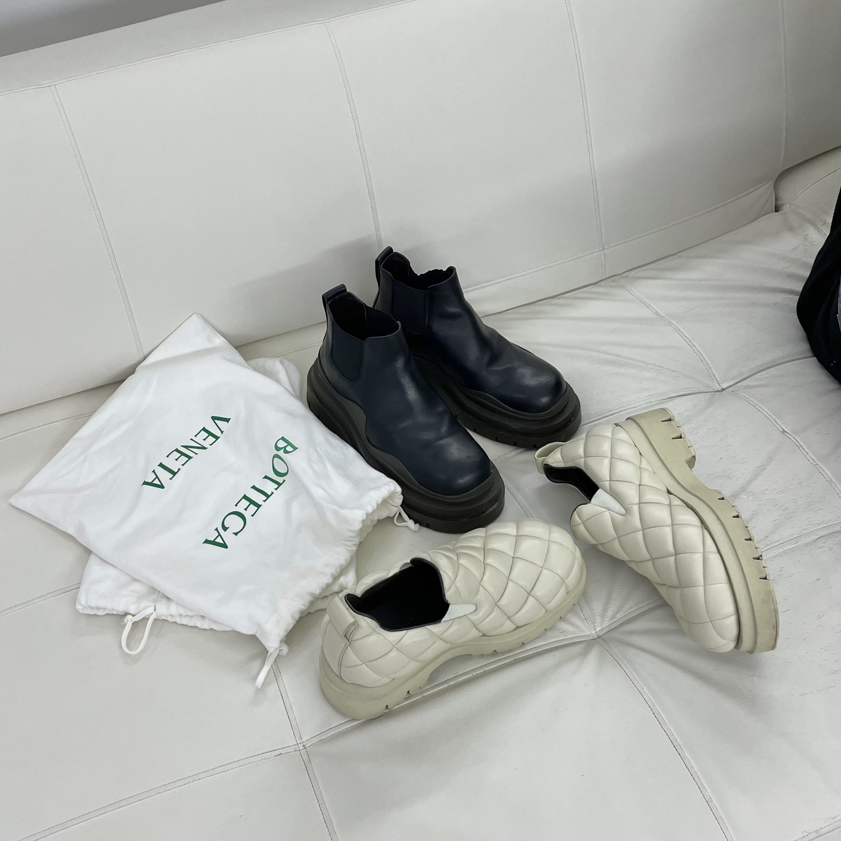 Bottega Veneta Tire Cropped Chelsea Boots Black, Bottega Veneta Quilting Leather Square Toe Derby Shoes Black 착용 스타일 - 1