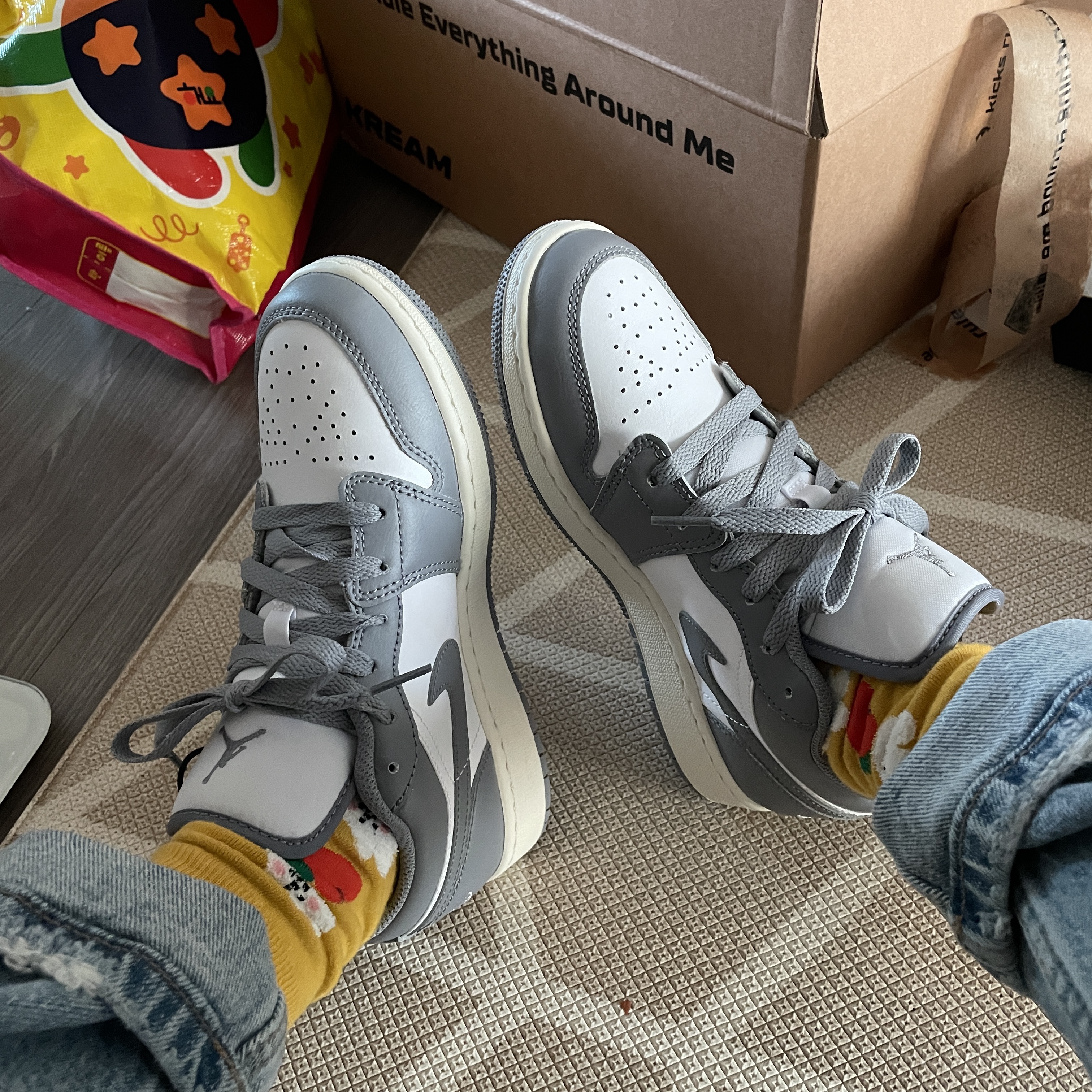Jordan 1 Low Stealth and White 착용 스타일