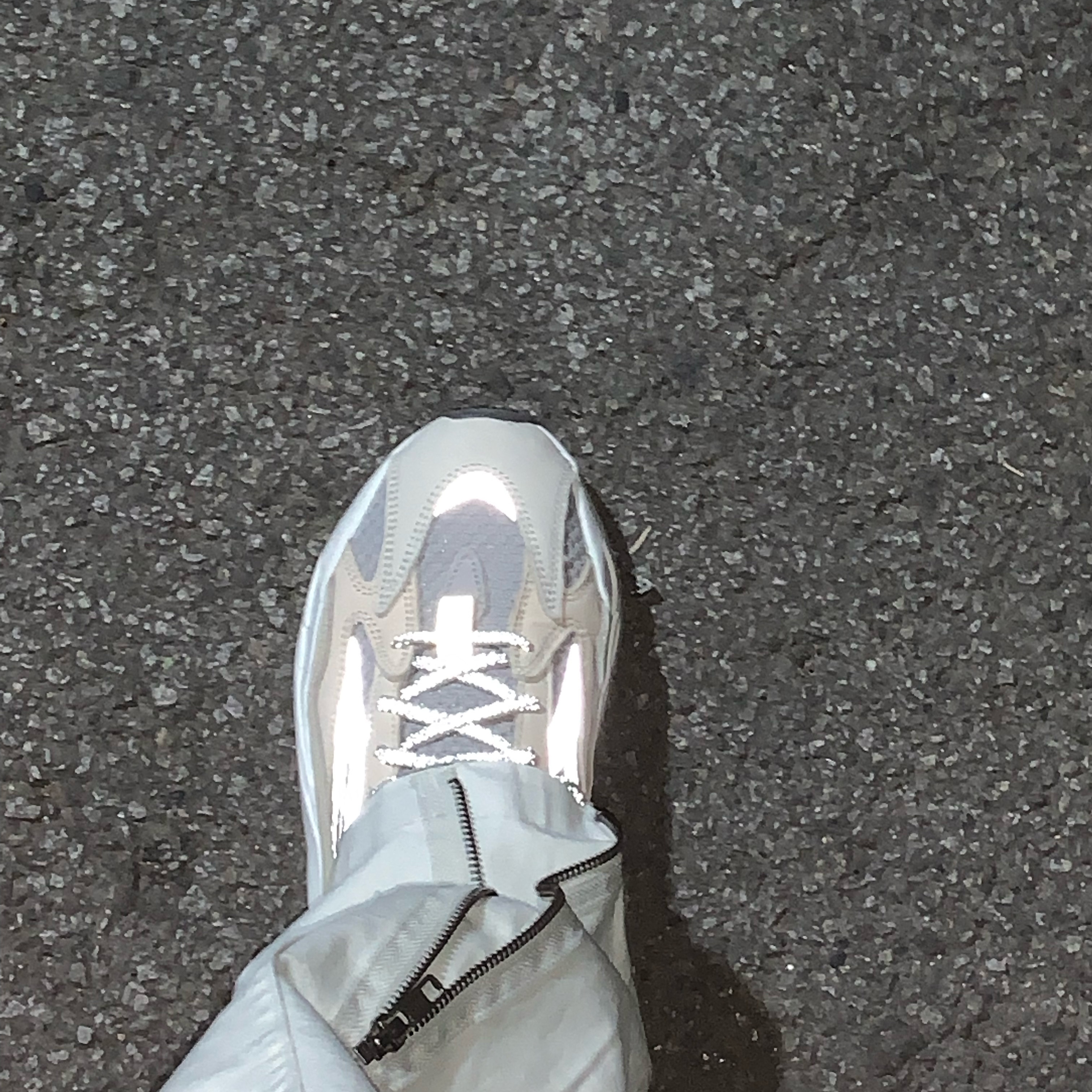 Adidas Yeezy Boost 700 V2 Cream 착용 스타일