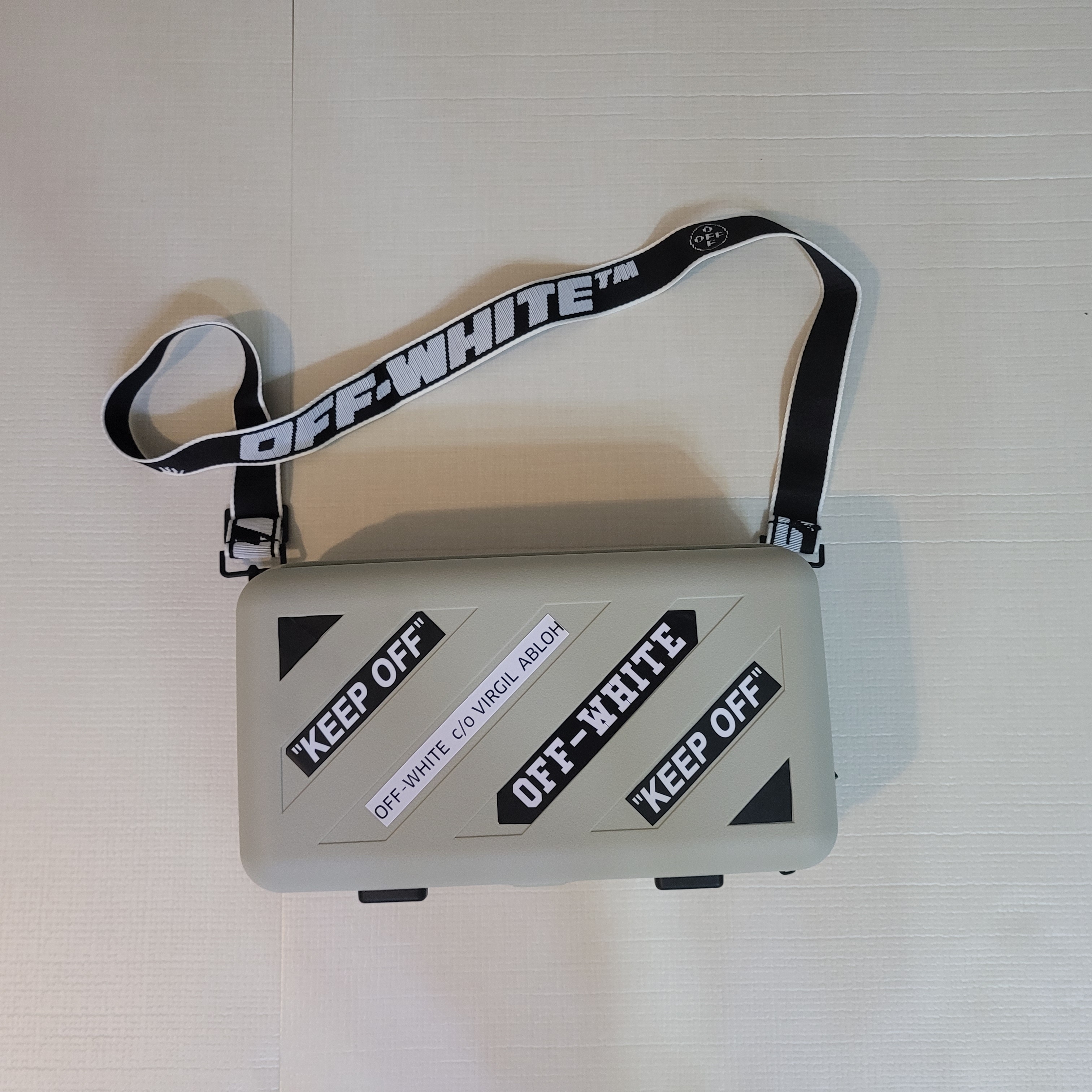 Off-White x Amore Pacific Protection Box (Without Cosmetics) 착용 스타일