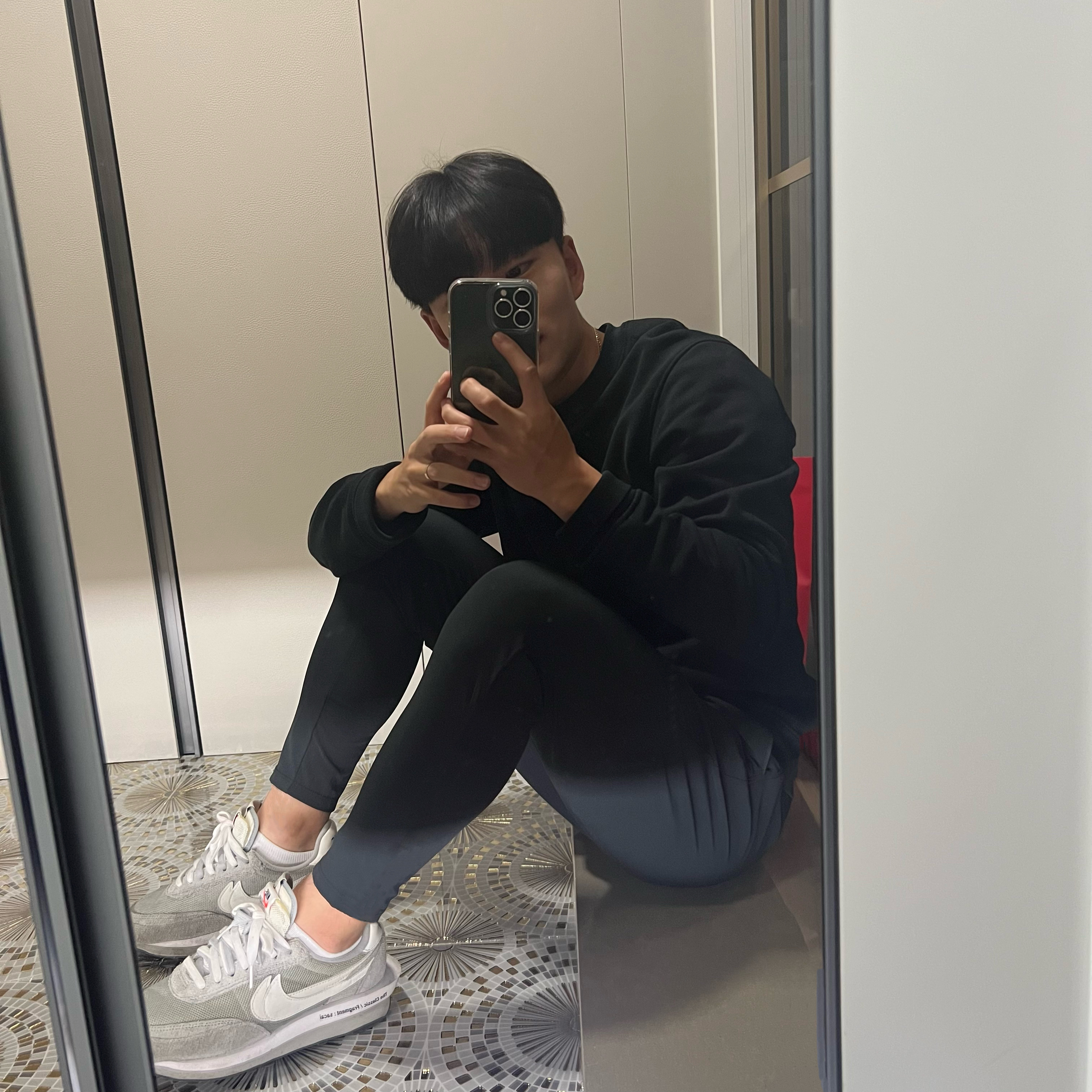 Nike x Sacai x Fragment LDWaffle Light Smoke Grey, Stone Island 63020 Crewneck Sweatshirt Black - 22FW 착용 스타일