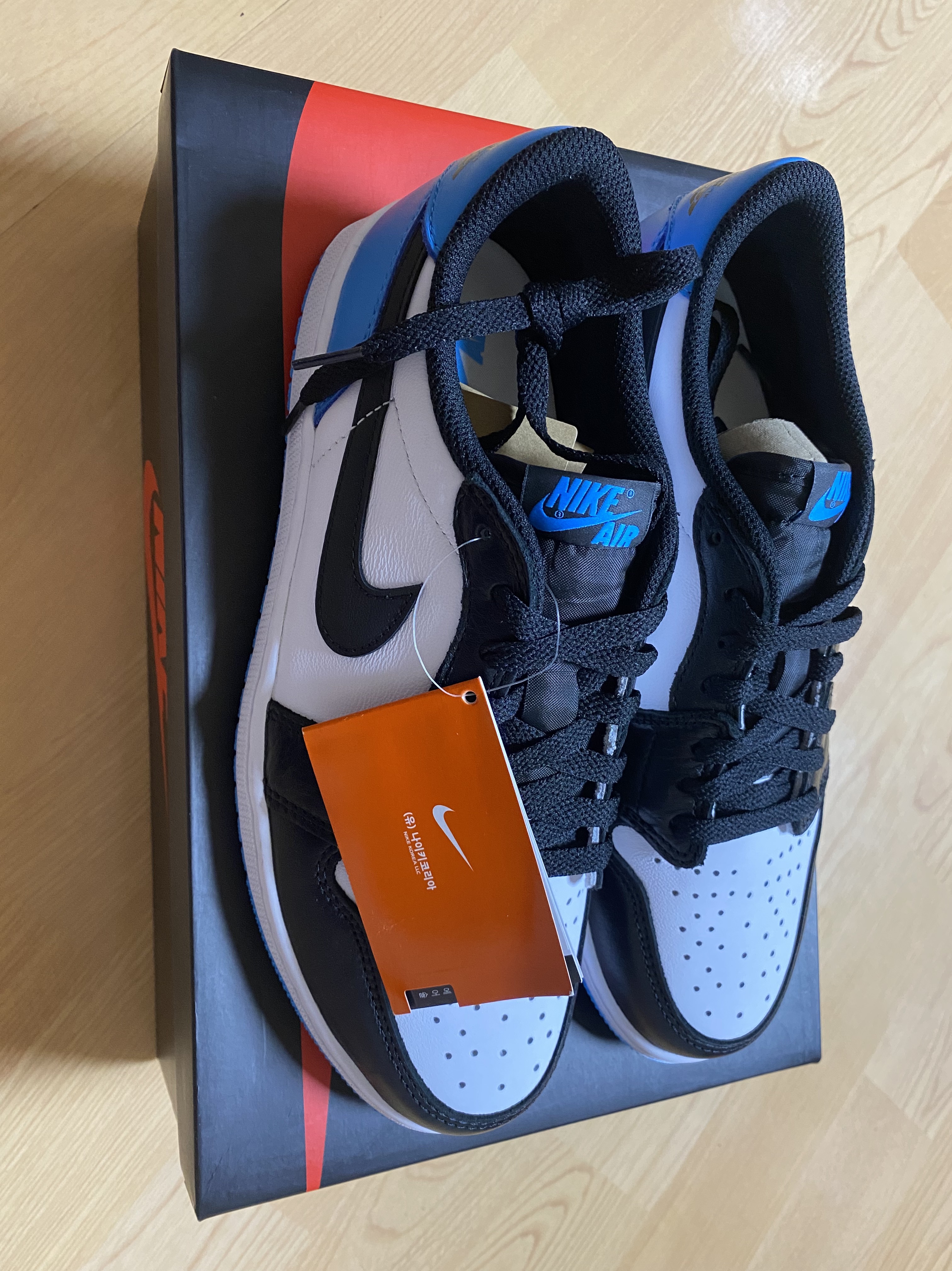 Jordan 1 Retro Low OG Black and Dark Powder Blue 착용 스타일