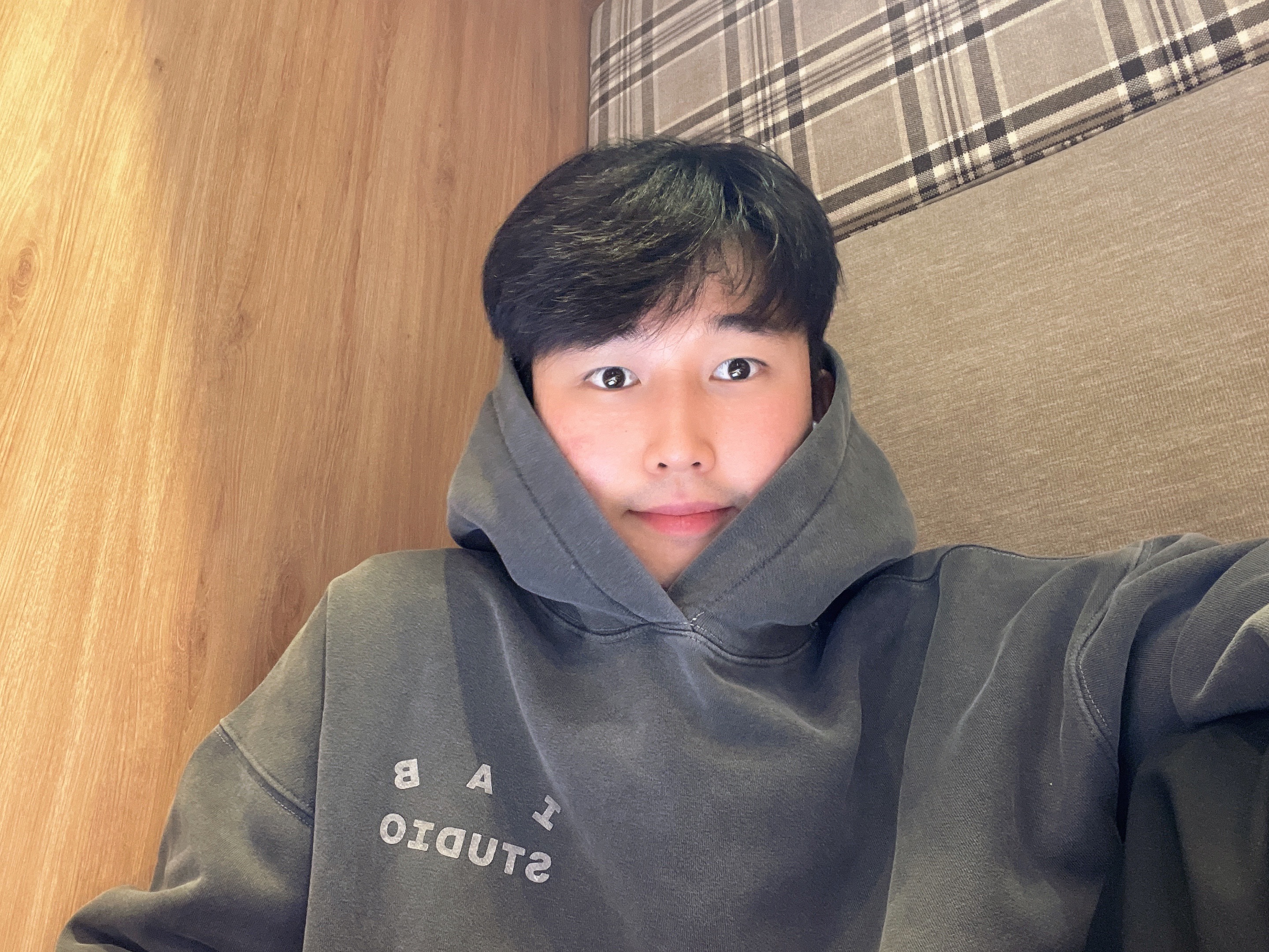 IAB Studio Pigment Hoodie & Sack Black 착용 스타일