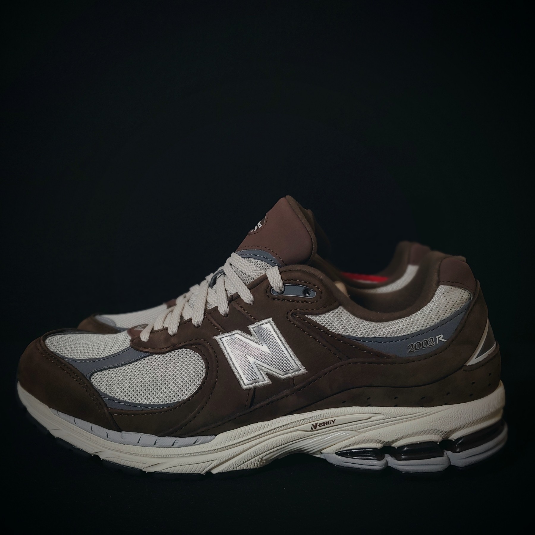 New Balance 2002R Brown Cream 착용 스타일 - 2