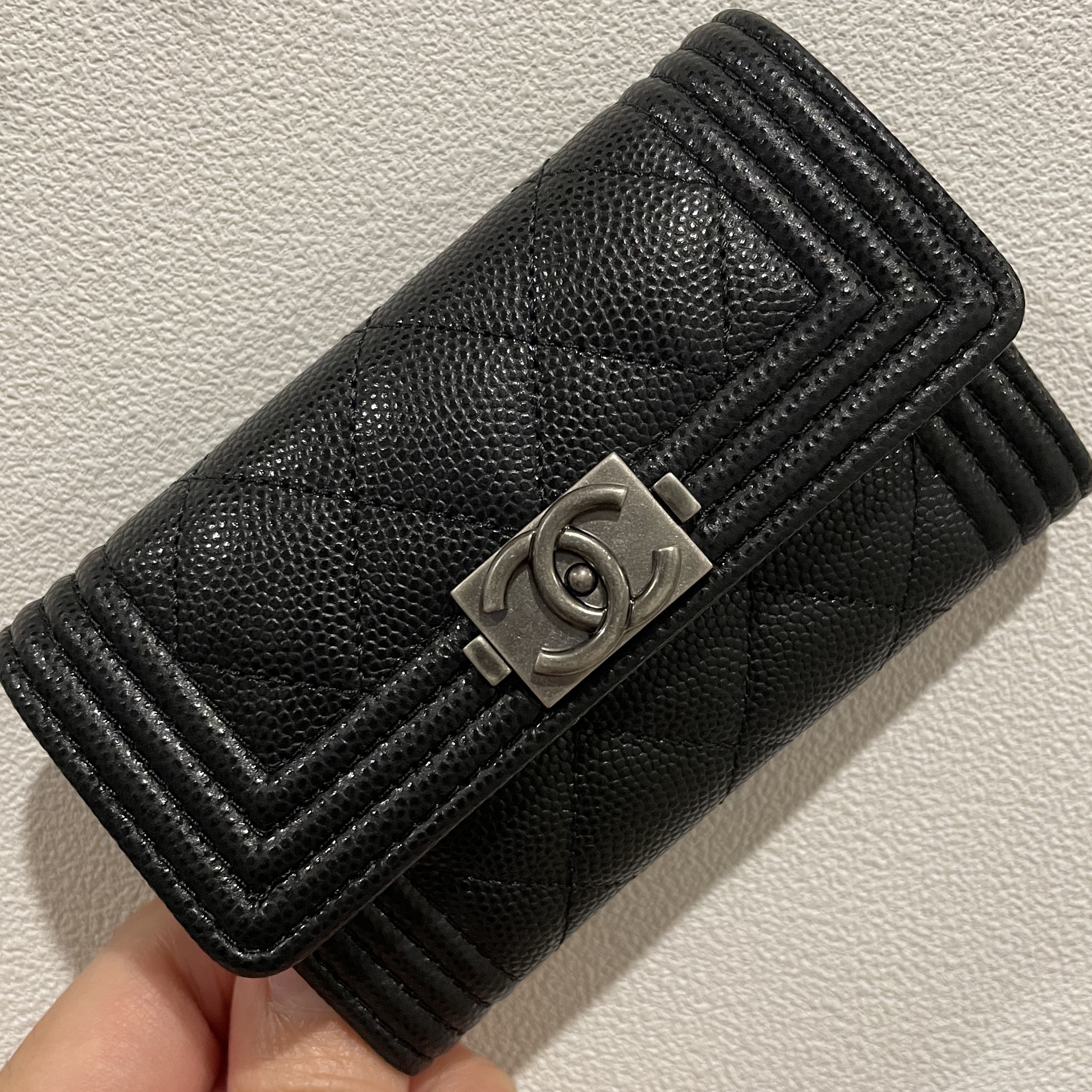 Chanel Boy Chanel Flap Card Holder Grained Calfskin & Ruthenium Black 착용 스타일 - 1