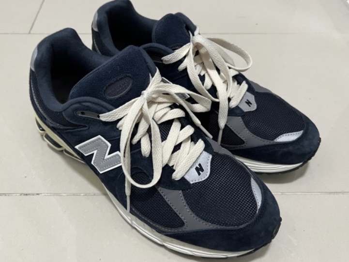 New Balance 2002R Eclipse Castlerock 착용 스타일