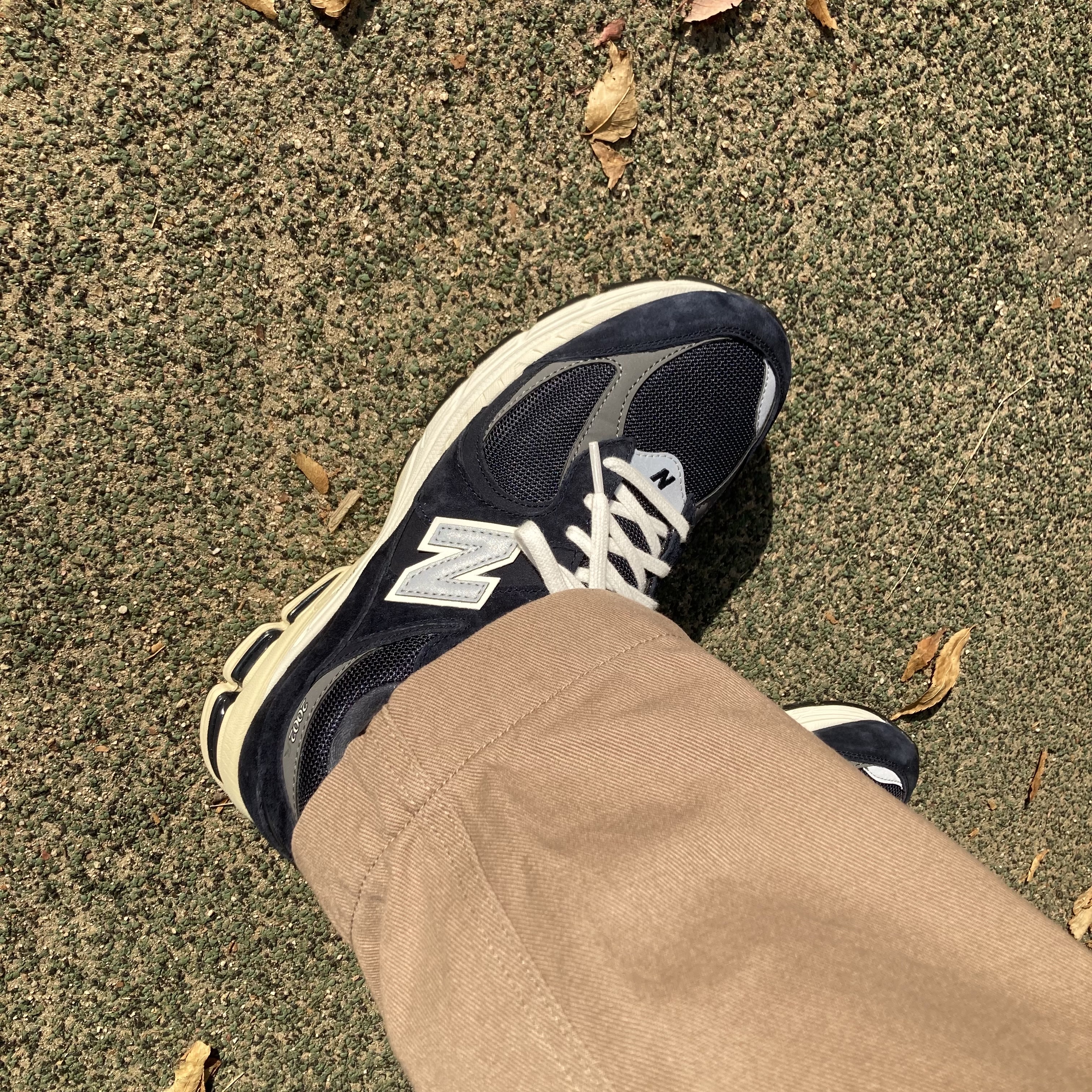 New Balance 2002R Eclipse Castlerock 착용 스타일 - 3