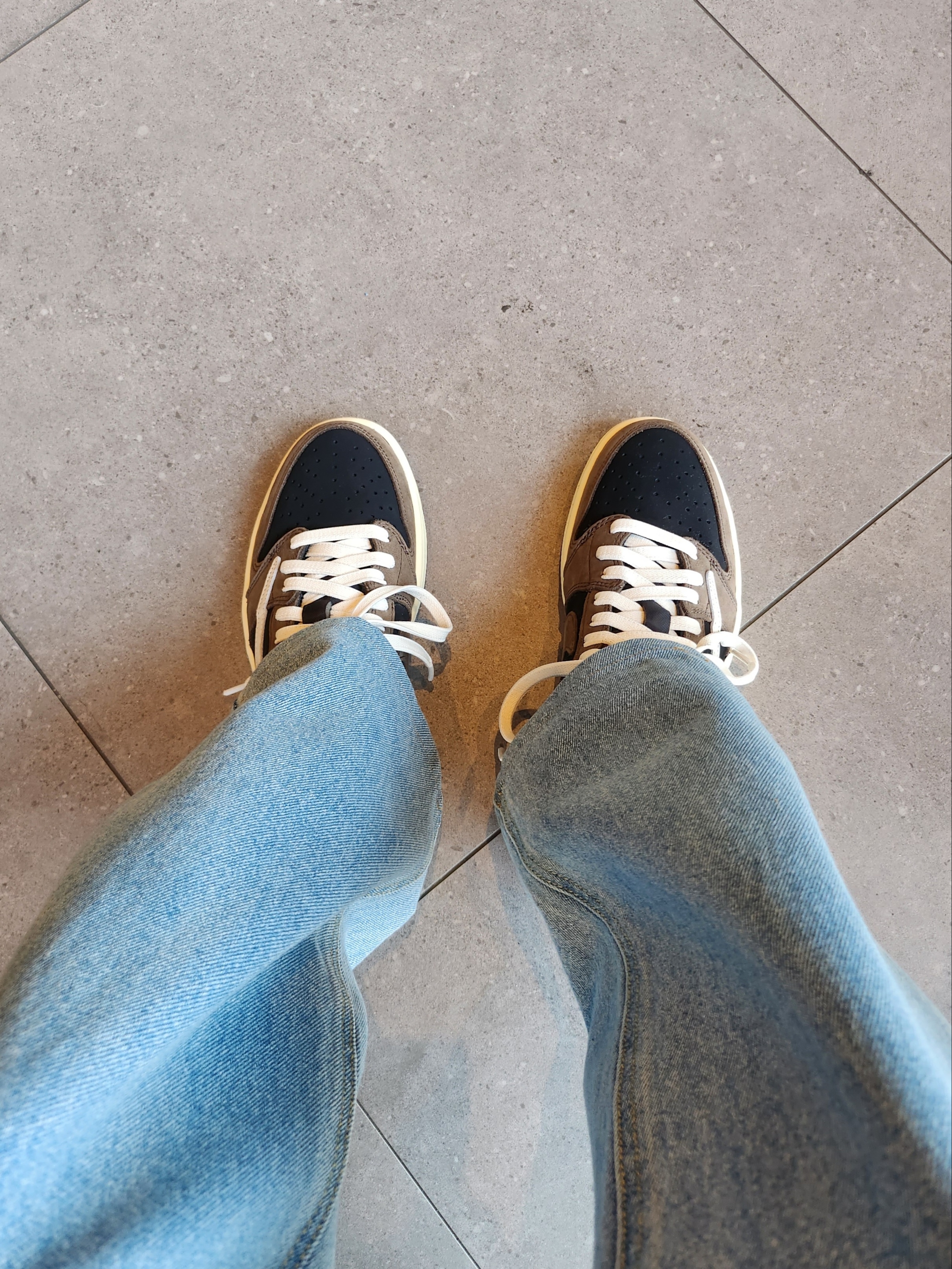 Jordan 1 x Travis Scott Retro Low OG SP Mocha 착용 스타일 - 2
