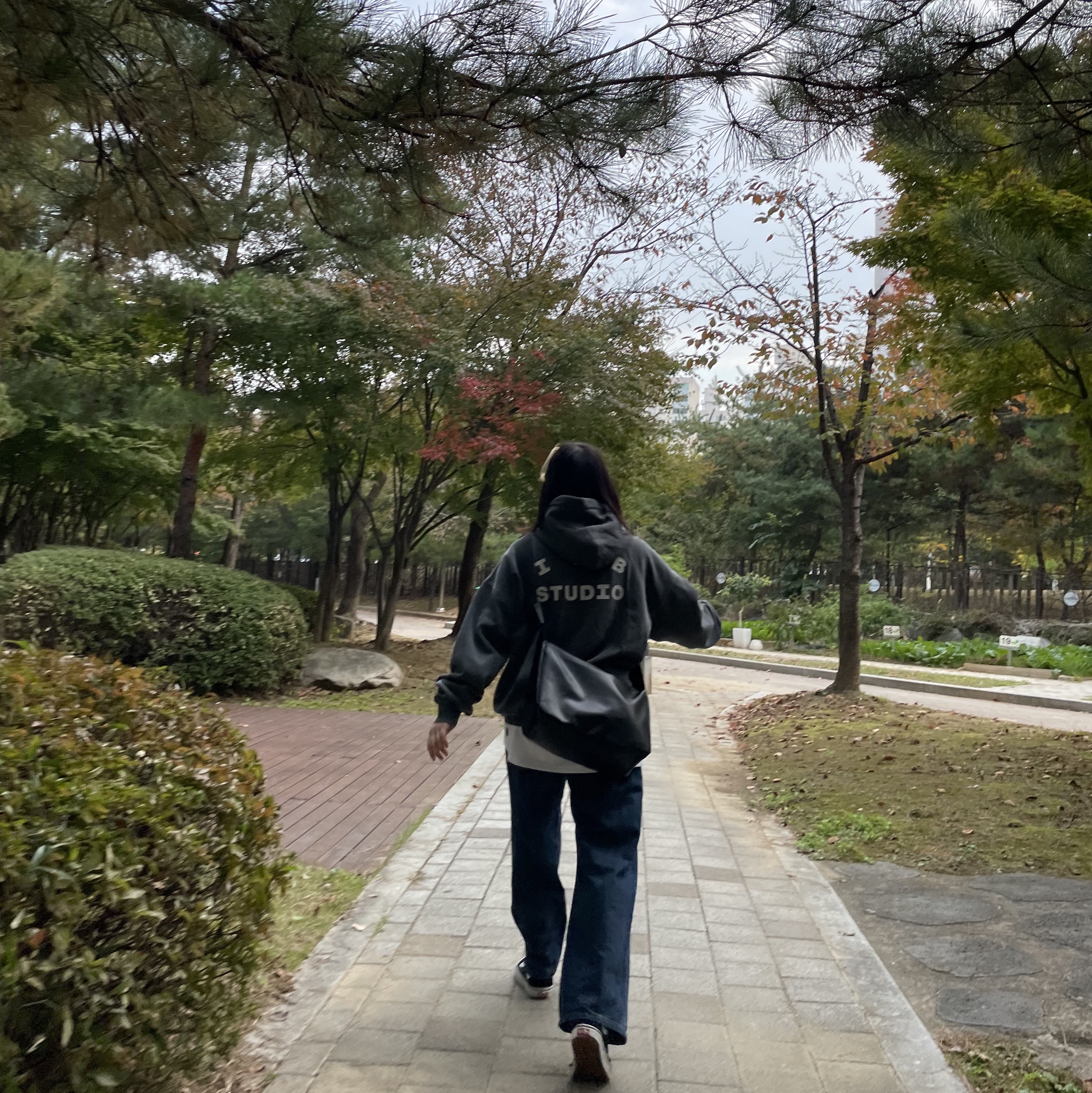 IAB Studio Pigment Hoodie & Sack Black, IAB Studio Pigment Hoodie Black 착용 스타일 - 1