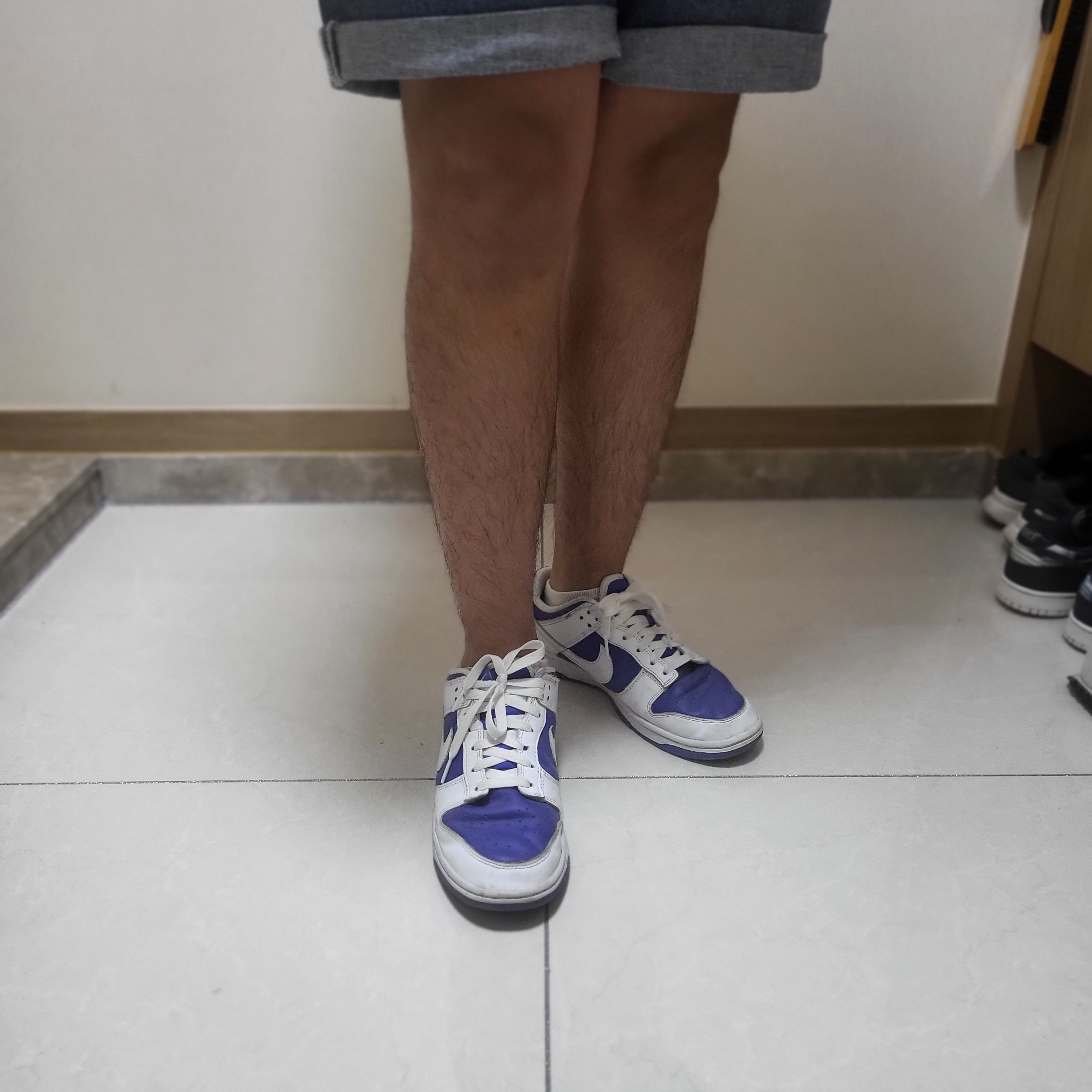Ami de Coeur Striped LS T-Shirt White Black, Nike Dunk Low Retro Racer Blue and White 착용 스타일 - 3