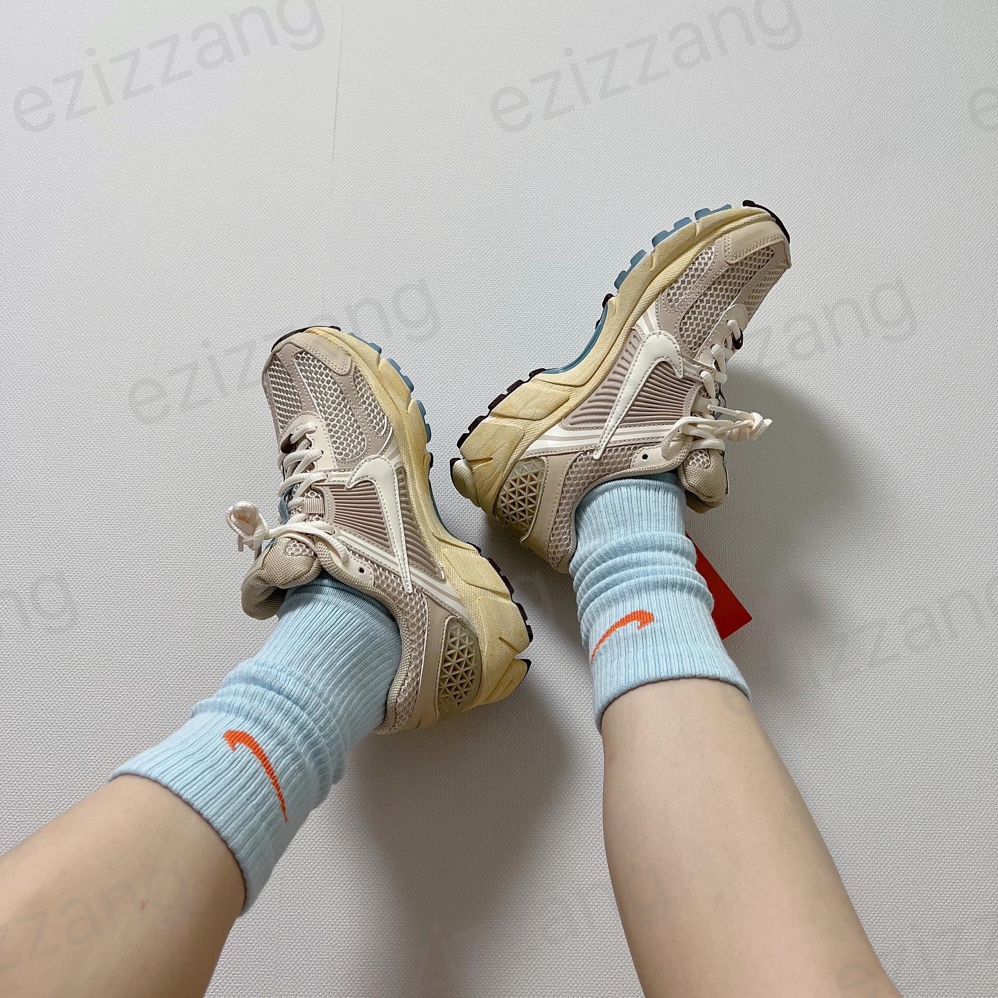 (W) Nike Zoom Vomero 5 Oatmeal 착용 스타일 - 2