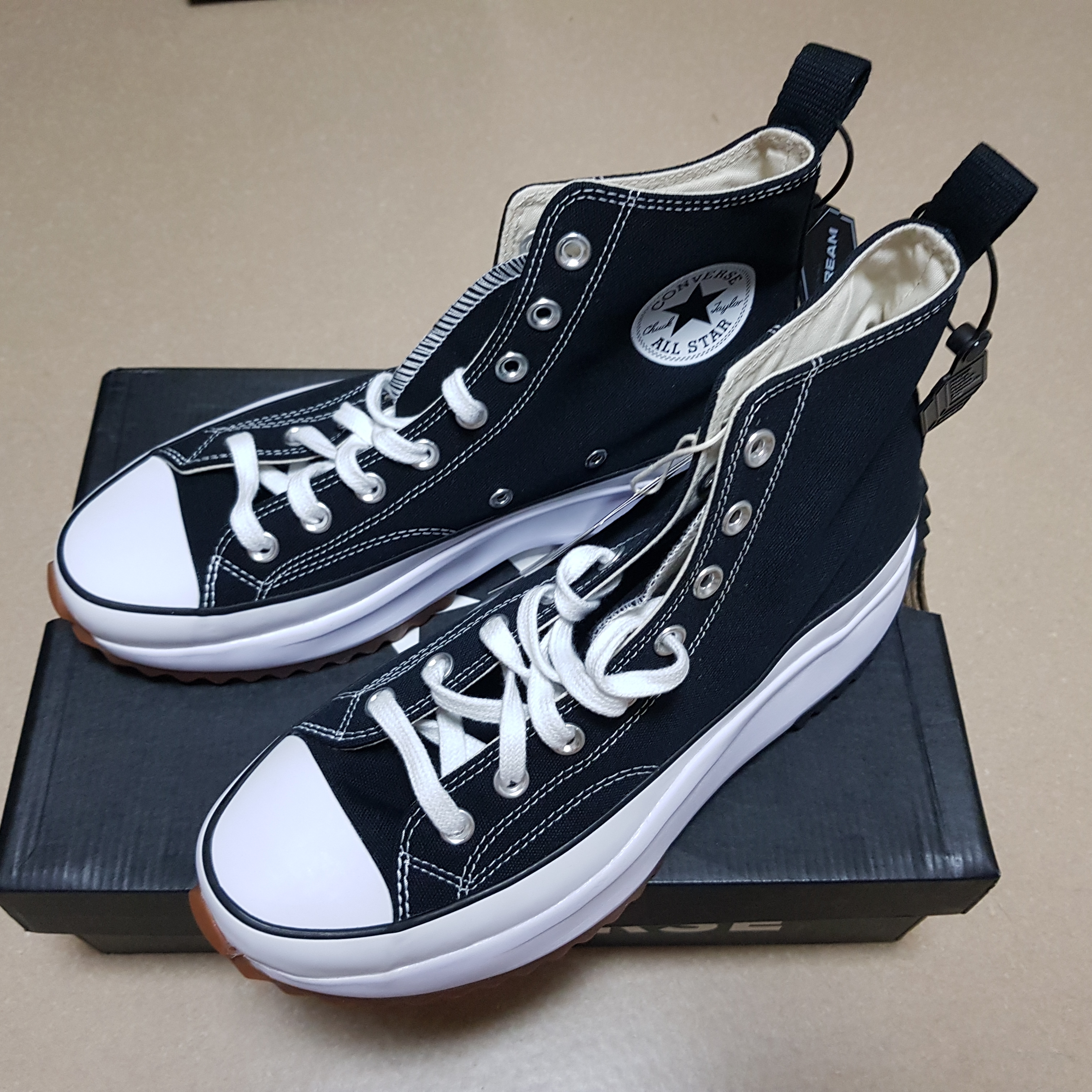 Converse Run Star Hike Hi Black White Gum 착용 스타일