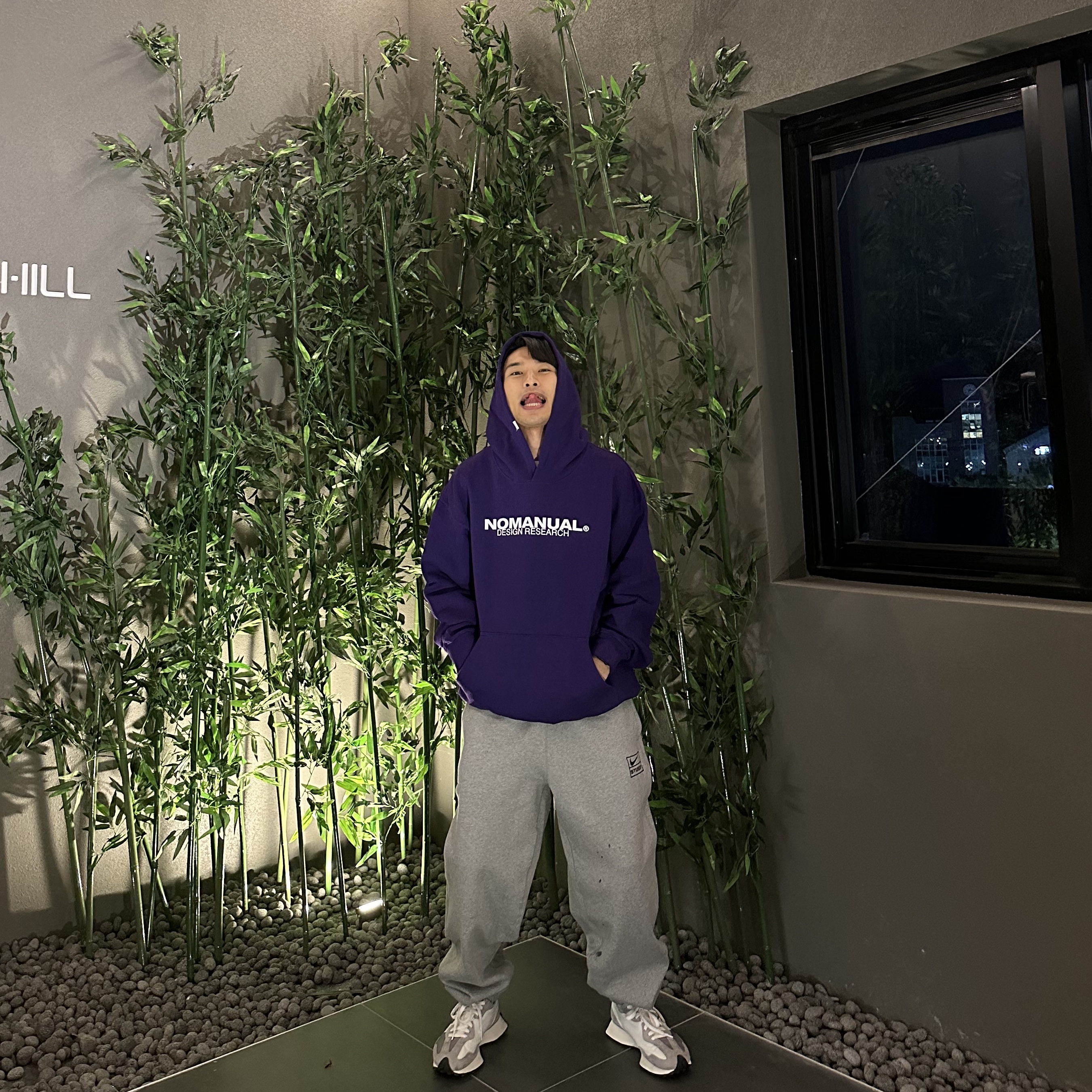 Nike x Stussy NRG RA Fleece Pants Dark Grey Heather (DJ9490-063), New Balance 327 Grey 착용 스타일