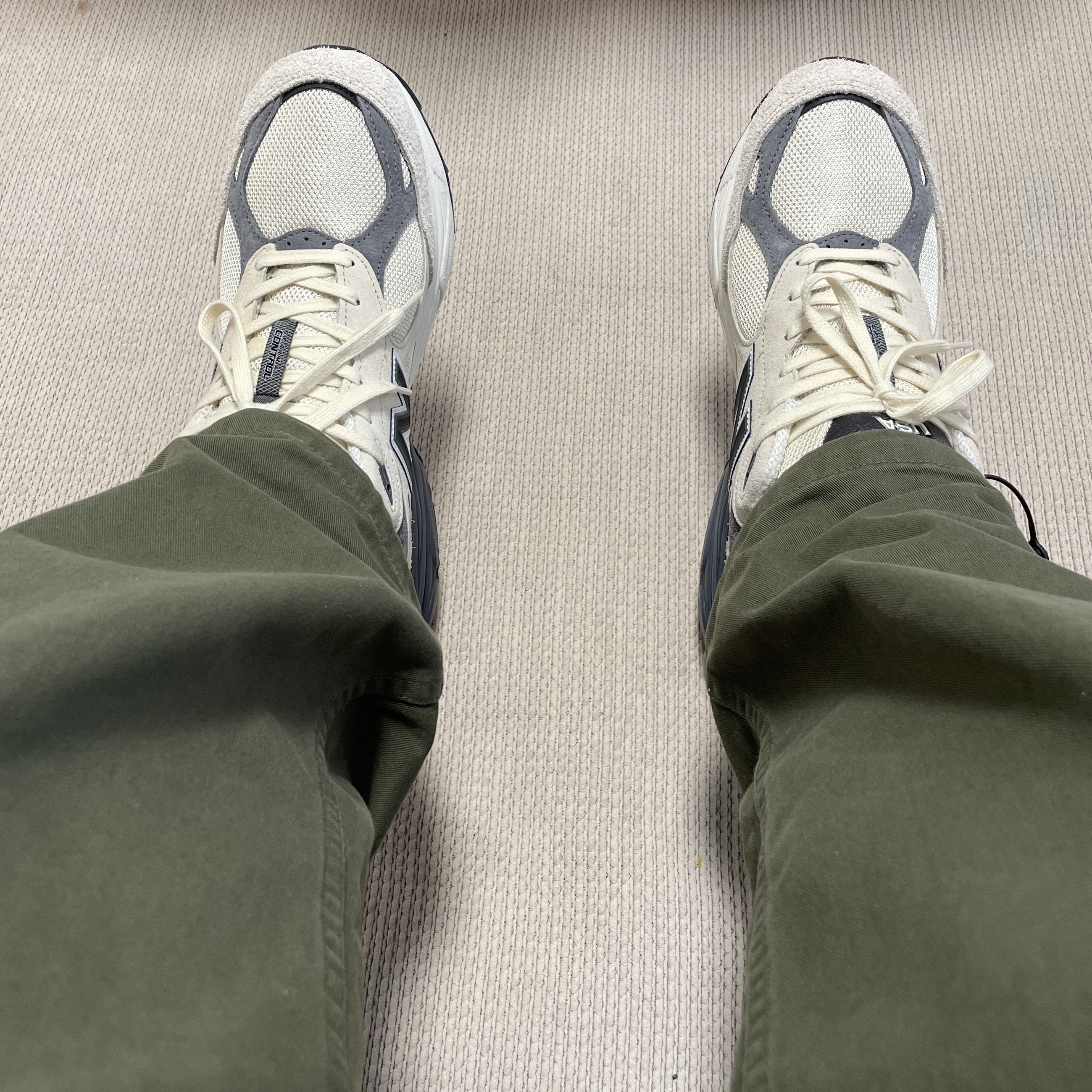 New Balance 990v3 Made in USA Moonbeam Macadamia Nut 착용 스타일 - 4