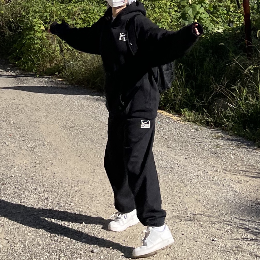 Nike x Stussy NRG RA Washed Pullover Hoodie Black (DN4028-010), Nike x Stussy NRG RA Washed Fleece Pants Black (DN4030-010) 착용 스타일 - 1