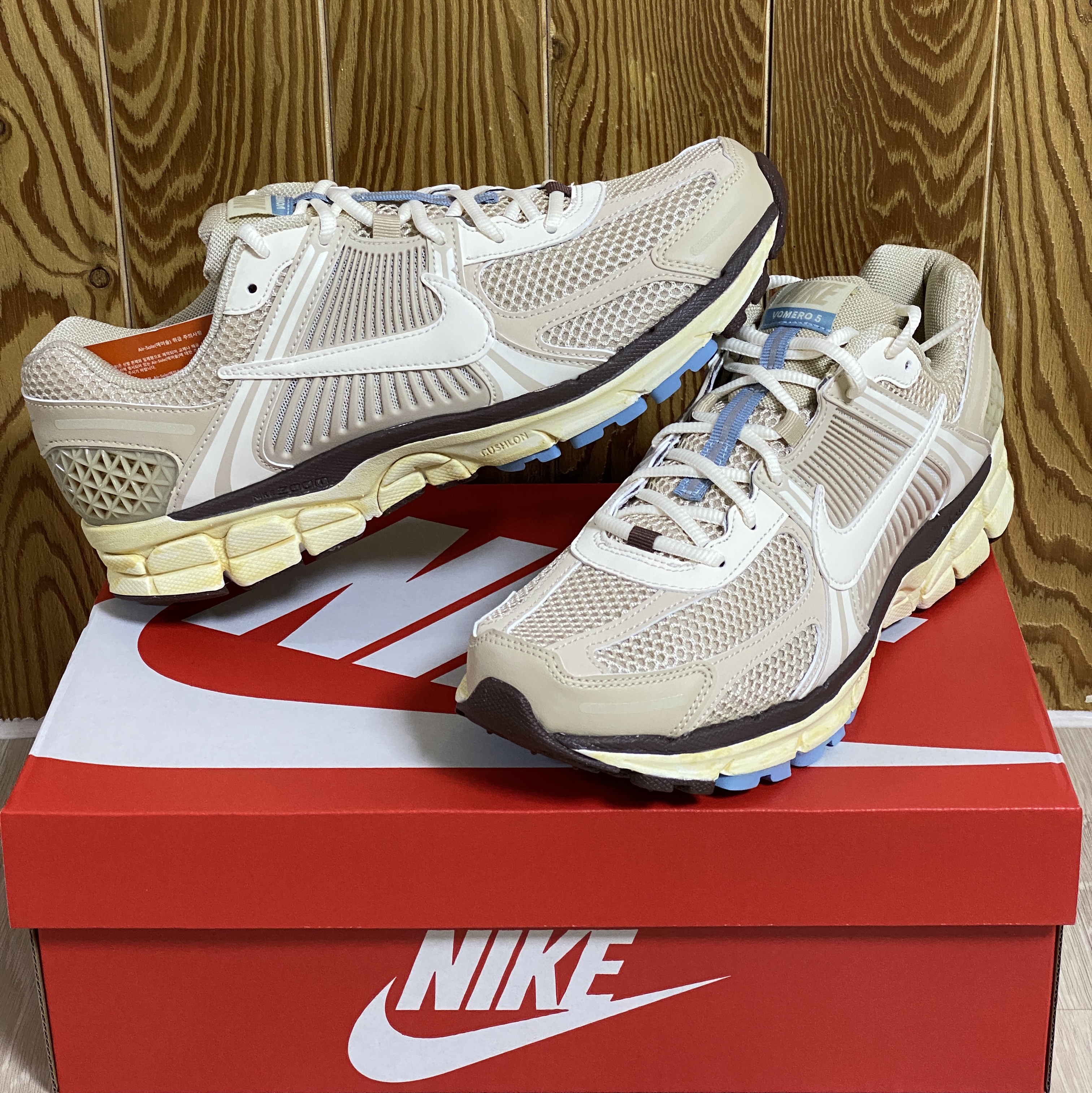 (W) Nike Zoom Vomero 5 Oatmeal 착용 스타일