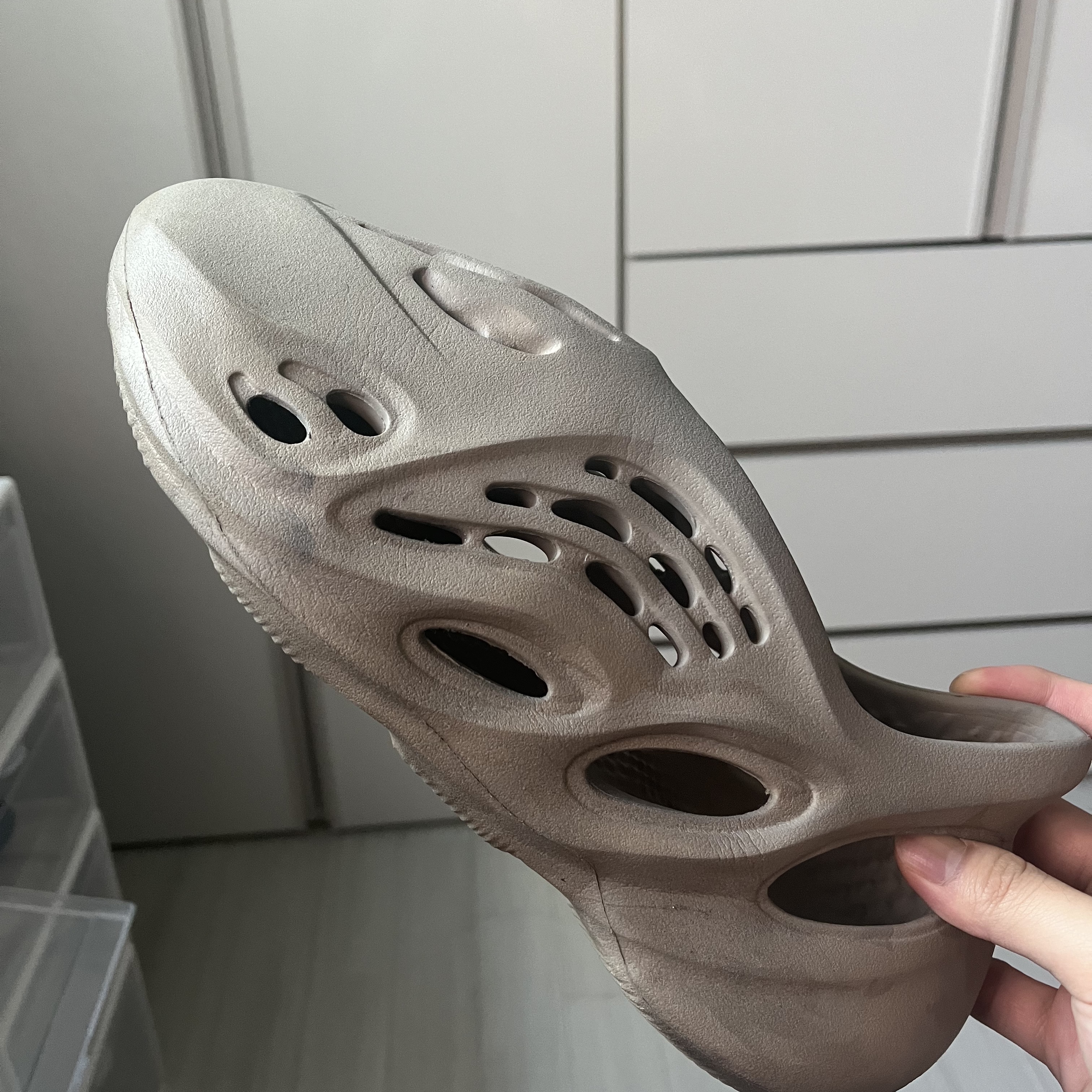 Adidas Yeezy Foam RNNR Stone Sage 착용 스타일