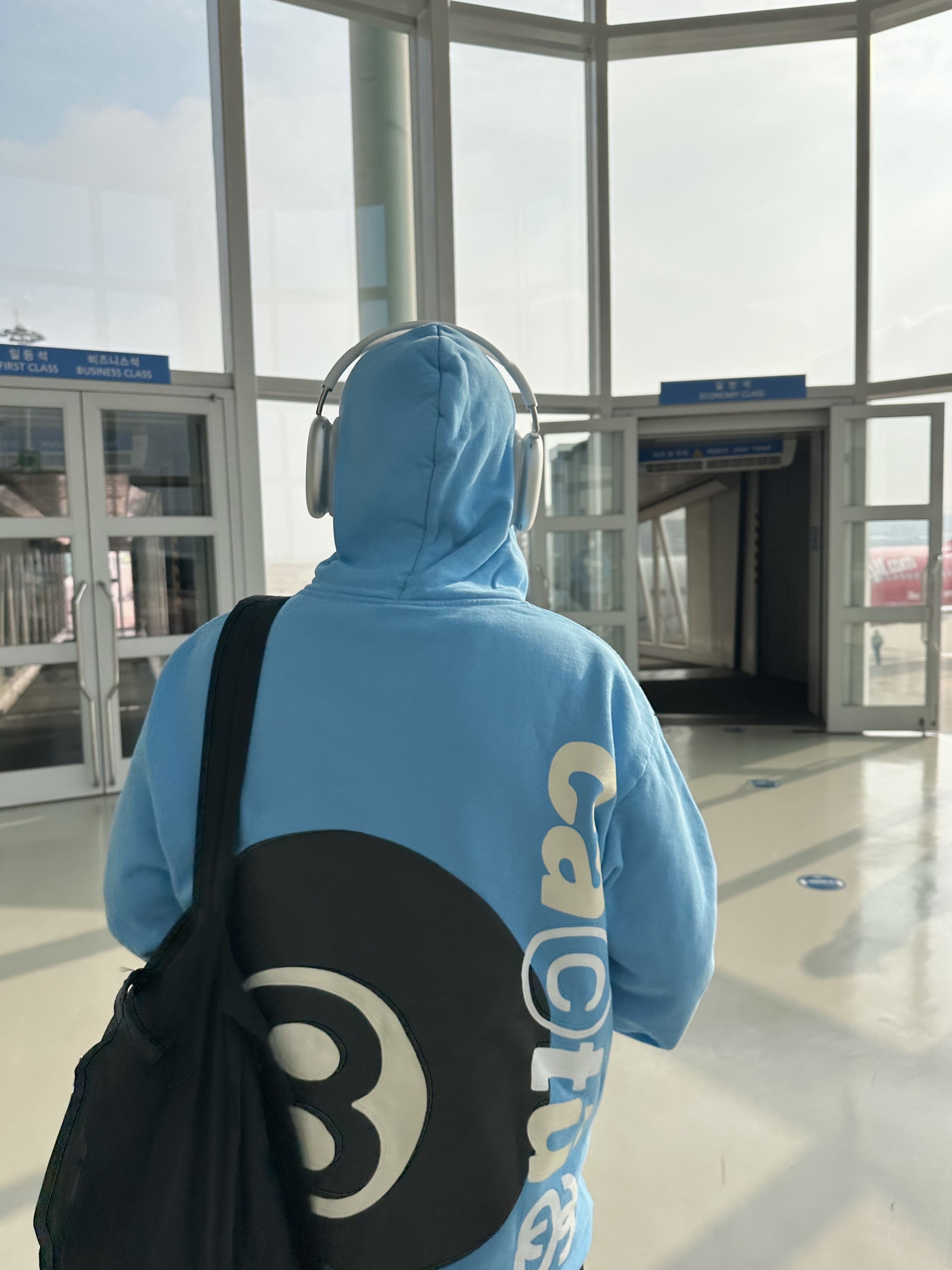Stussy x Cactus Plant Flea Market 8 Ball Pigment Dyed Hoodie Blue, Apple AirPods Max Lightning Silver (Korean Ver.) 착용 스타일 - 3