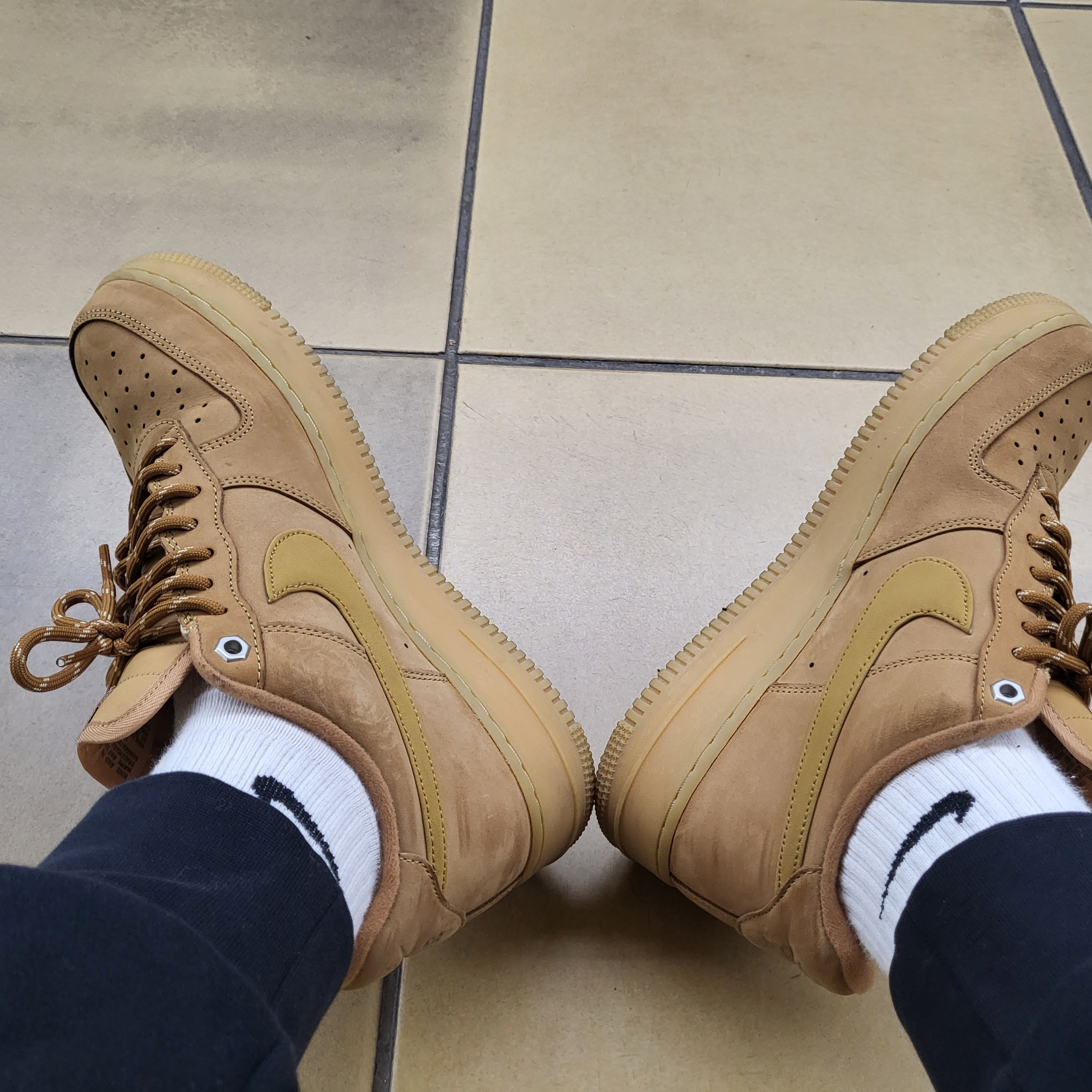 Nike Air Force 1 '07 WB Flax 착용 스타일