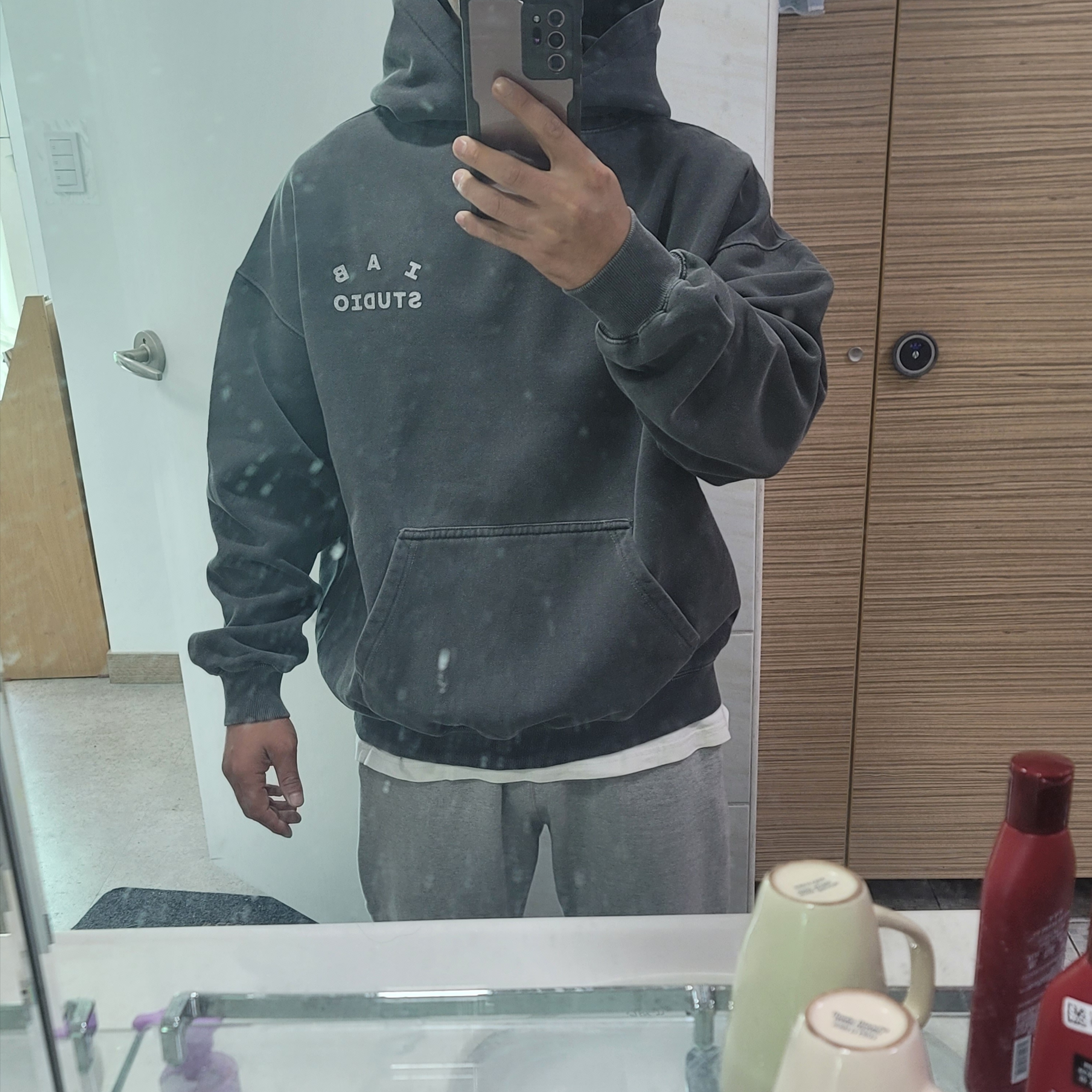 IAB Studio Pigment Hoodie & Sack Black 착용 스타일 - 2