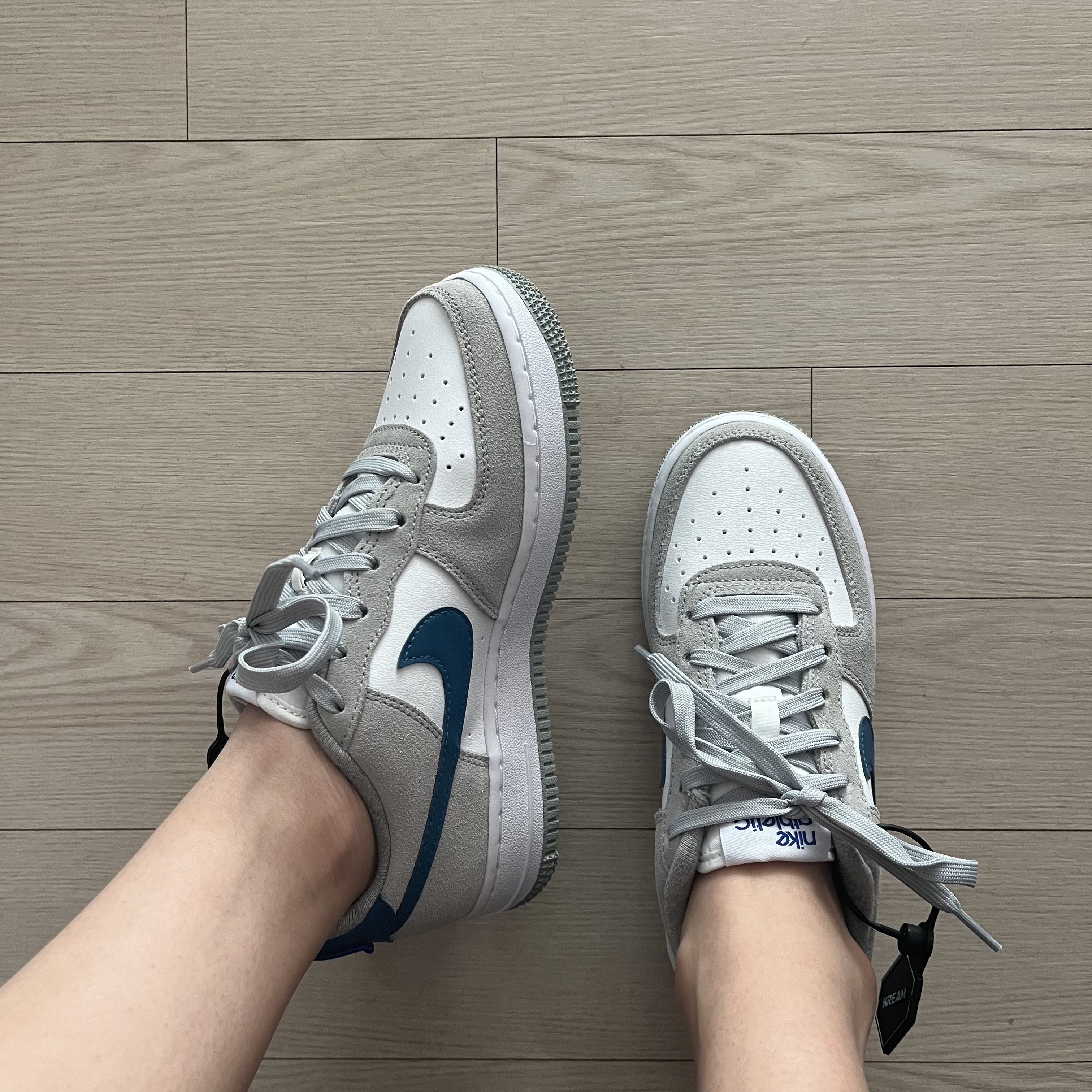 (GS) Nike Air Force 1 LV8 Athletic Club Light Smoke Grey Marina 착용 스타일