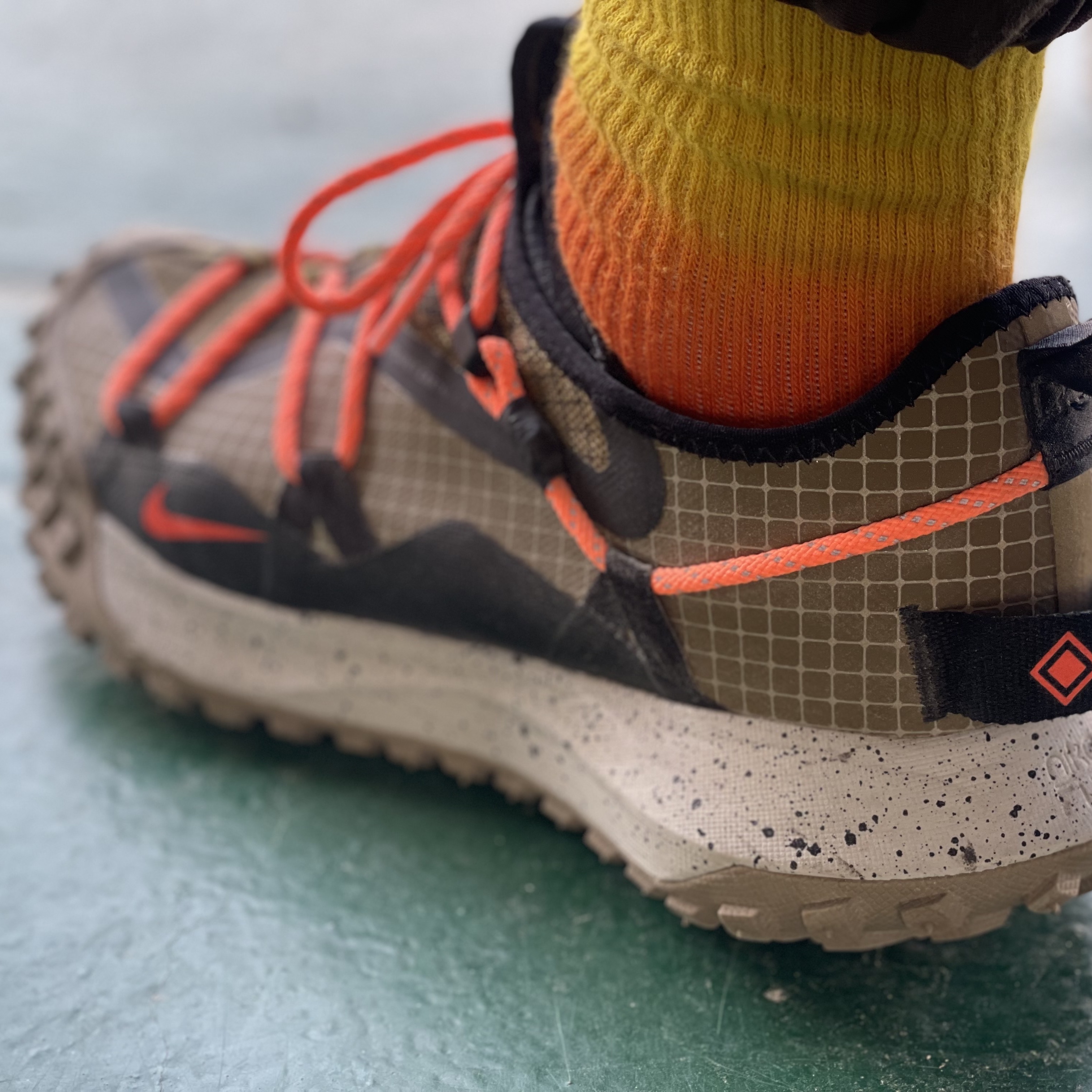 Nike ACG Mountain Fly Low Gore-Tex SE Hazel Rush, Nike ACG Smith Summit Cargo Pants Ironstone - Asia 착용 스타일 - 1