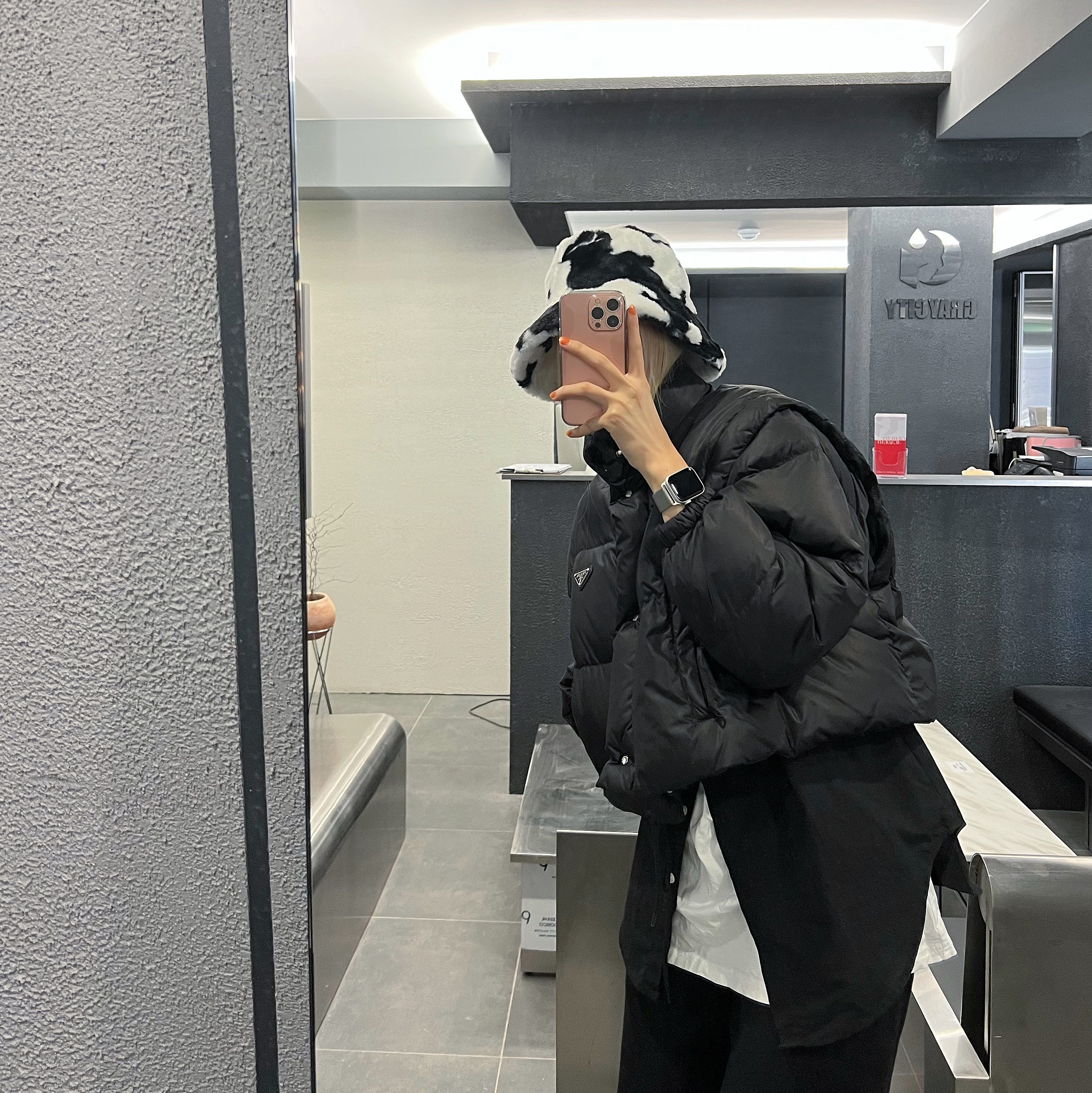 (W) Prada Re-Nylon Cropped Convertible Down Jacket Black 착용 스타일
