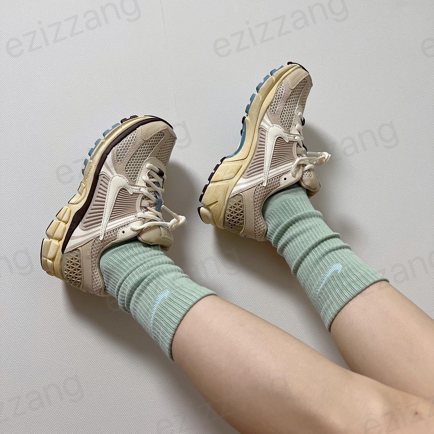 (W) Nike Zoom Vomero 5 Oatmeal 착용 스타일 - 1