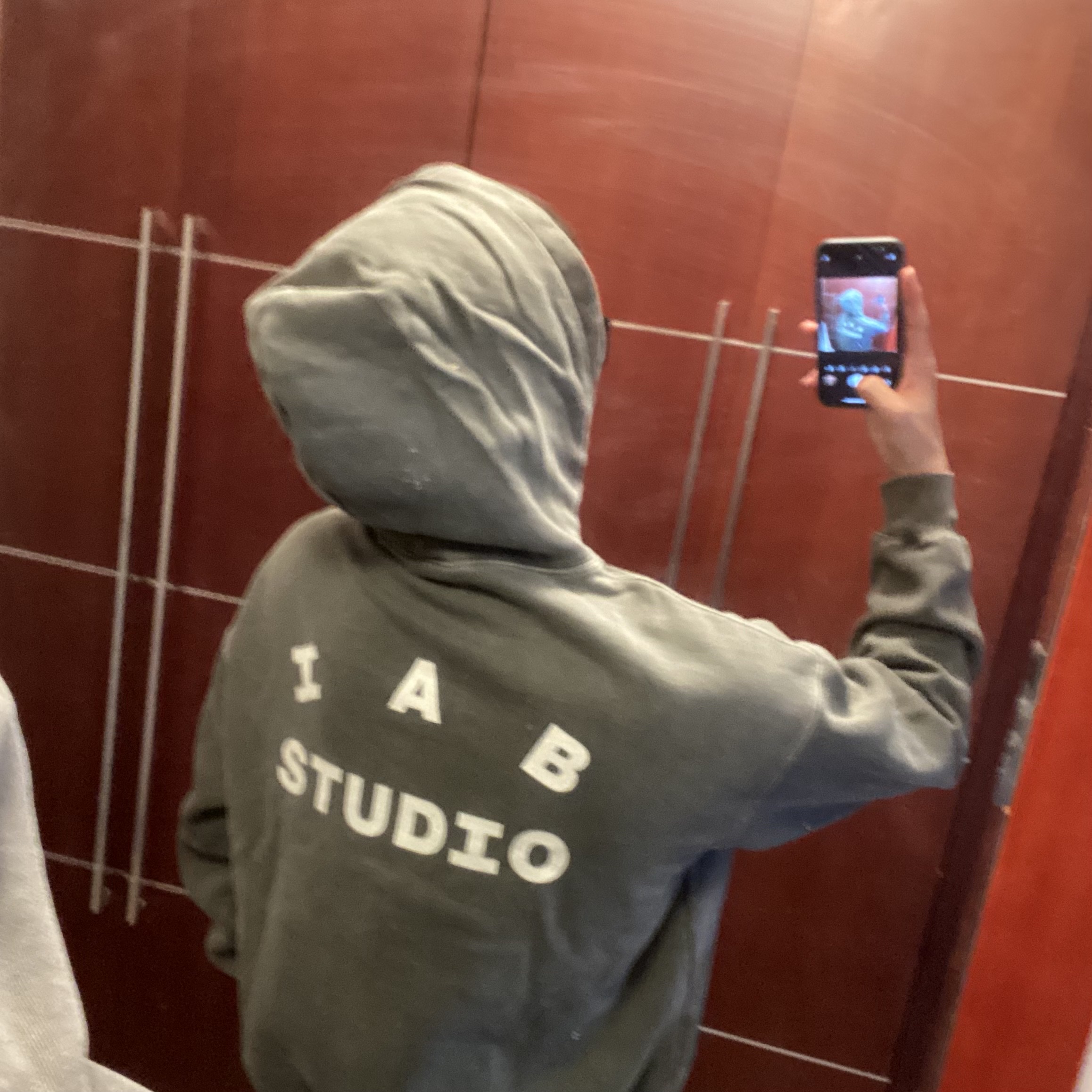 IAB Studio Pigment Hoodie & Sack Black 착용 스타일 - 2