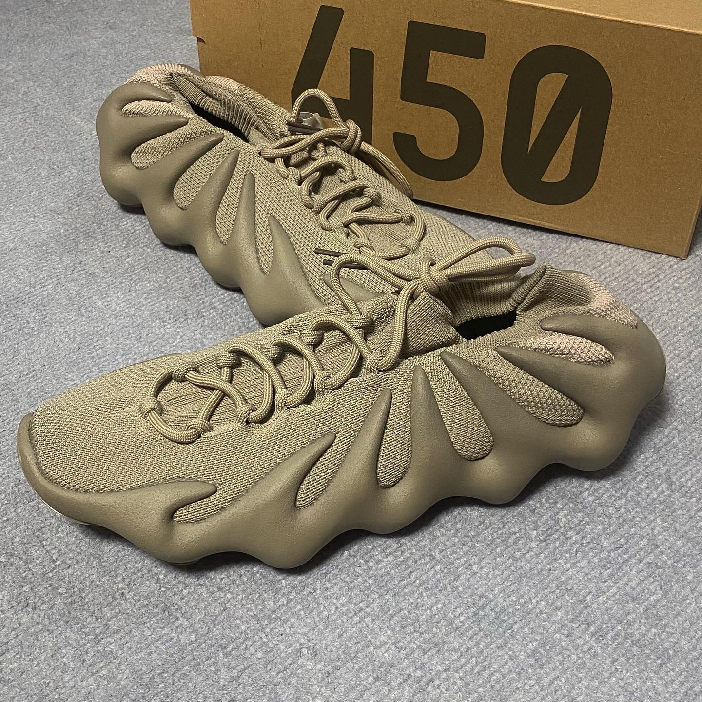 Adidas Yeezy 450 Stone Flax 착용 스타일 - 1