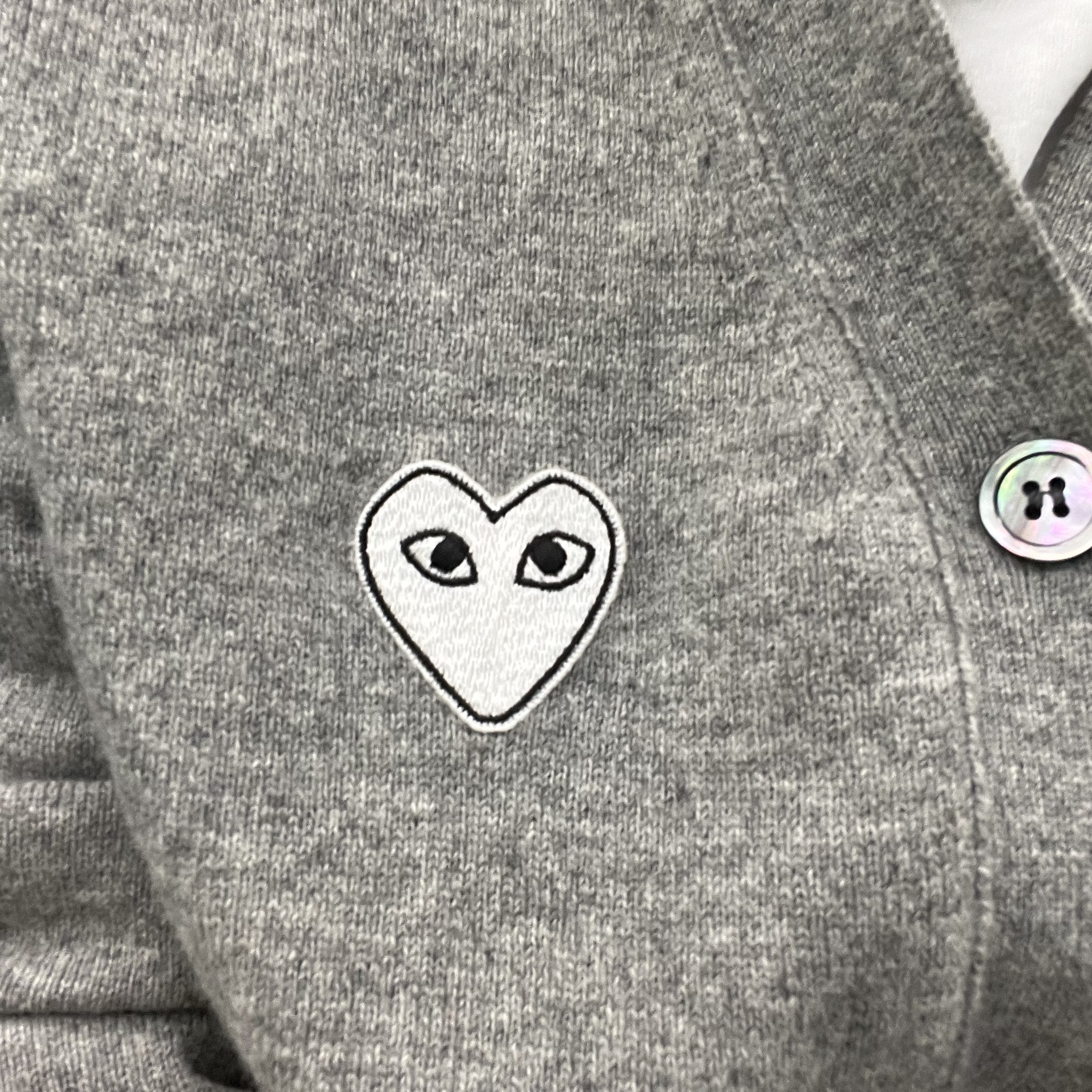 Play Comme des Garcons White Heart Knit Cardigan Grey 착용 스타일